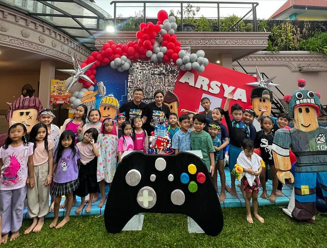 Ashantyさんのインスタグラム写真 - (AshantyInstagram)「Playdate sama temen sekelas @arsya.hermansyah disekolah.. niat cuma playdate aja ehh arsya minta tiup lilin sama temen2 nya padahal bday nya udah sebulan yg lalu😀 makasih yaa moms G1A kesayangan yg baik2 hati, dan makasih temen2 Arsya atas waktu nyaa🙏😍 Saranghaeo♥️  Lovely Decoration @harvestdecoration @tntproductionpku」12月8日 21時39分 - ashanty_ash