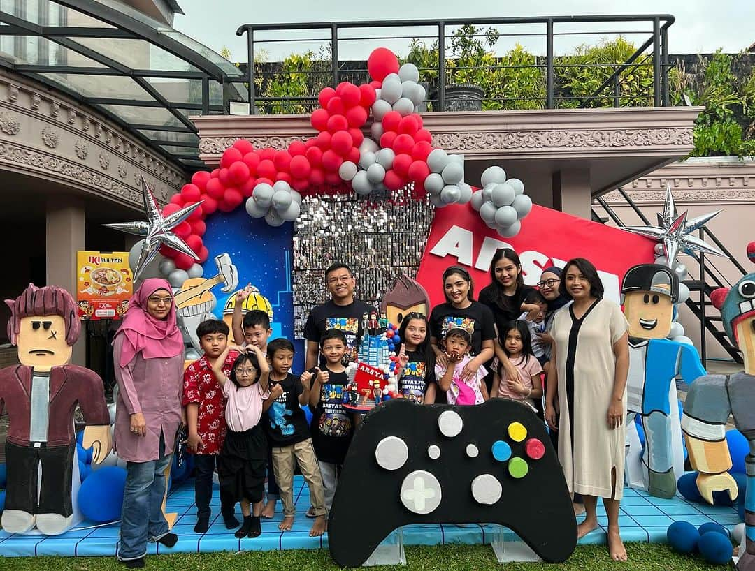 Ashantyさんのインスタグラム写真 - (AshantyInstagram)「Playdate sama temen sekelas @arsya.hermansyah disekolah.. niat cuma playdate aja ehh arsya minta tiup lilin sama temen2 nya padahal bday nya udah sebulan yg lalu😀 makasih yaa moms G1A kesayangan yg baik2 hati, dan makasih temen2 Arsya atas waktu nyaa🙏😍 Saranghaeo♥️  Lovely Decoration @harvestdecoration @tntproductionpku」12月8日 21時39分 - ashanty_ash