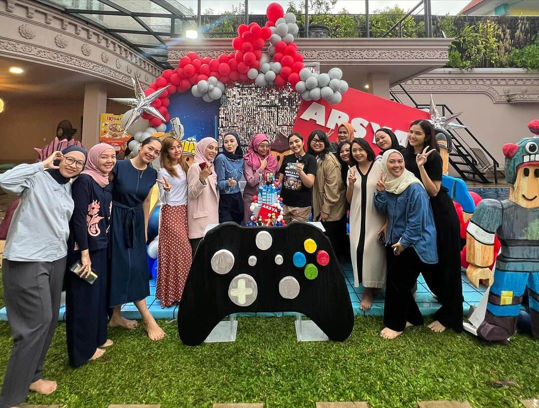 Ashantyさんのインスタグラム写真 - (AshantyInstagram)「Playdate sama temen sekelas @arsya.hermansyah disekolah.. niat cuma playdate aja ehh arsya minta tiup lilin sama temen2 nya padahal bday nya udah sebulan yg lalu😀 makasih yaa moms G1A kesayangan yg baik2 hati, dan makasih temen2 Arsya atas waktu nyaa🙏😍 Saranghaeo♥️  Lovely Decoration @harvestdecoration @tntproductionpku」12月8日 21時39分 - ashanty_ash