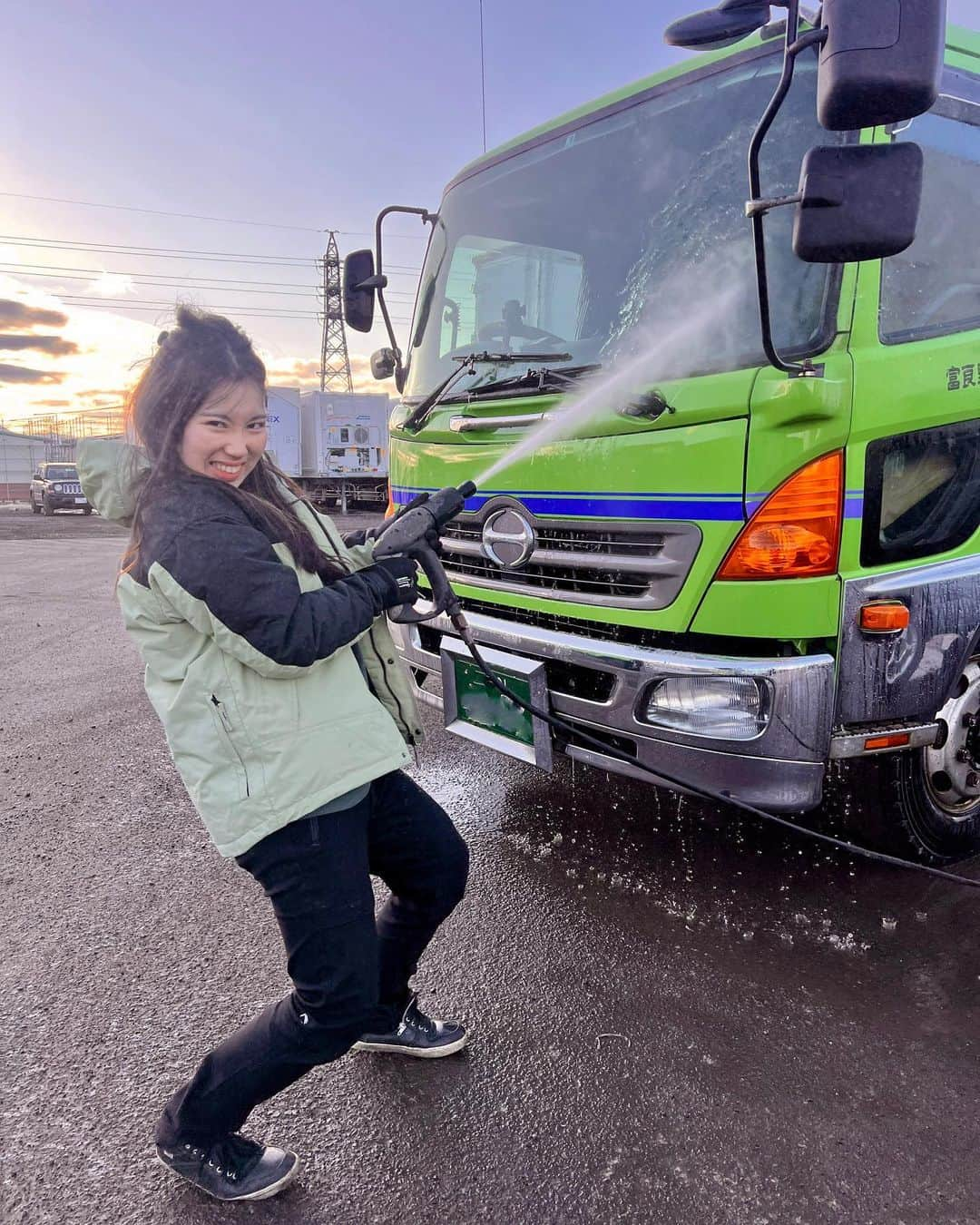 めいめいのインスタグラム：「人生初の高圧温水洗浄機を使ってみた🤣🔫 雪の影響で洗車してもたった1日で関東では考えられないほどに汚れてしまうトラック。 北海道でピカピカなトラックに乗り続けるのは難しいんだね🤣諦めず洗車し続けます🫡笑  #トラックめいめい  急ではありますが…12月16日⛄️❄️  富良野地区の農産物にこだわって作るシチューをみんなで食べよう！というイベントを開催します🏆 北海道外からの参加ももちろん歓迎しますが雪道やアクセスが大変だと思います🥲今回は北海道での初のイベント　お酒も飲めます🍷北の国で一緒に優勝しましょう🤩」