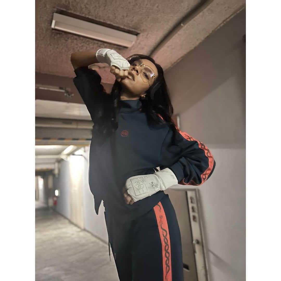 アヴちゃんさんのインスタグラム写真 - (アヴちゃんInstagram)「歌詞は生き様 歌は命の大喧嘩 喰らって頂ければさいわいです 女王蜂 『虻と蜂』『HALF』」12月8日 21時45分 - qb_avu