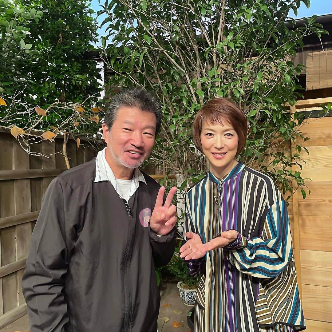 若村麻由美のインスタグラム：「❣️ 木村祐一さんと！  ご覧くださった皆様ありがとうございました チコちゃんに「オリジナルメンバー」と呼んでいただいた〜♡ 明日朝の再放送もご覧ください👀 ・漫才ってもともと何？ ・なんでコンクリートはカチカチになるの？ ・何で馬の好物と言えば人参なの？  📺『 #チコちゃんに叱られる！ 』NHK総合 2023年12月9日(土)8:15~9:00再放送  blouse &skirt @ottodame_jp earring &ring @abiste_official  #若村麻由美 #mayumiwakamura #NHK  #木村祐一 #チコちゃん #オリジナルメンバー」