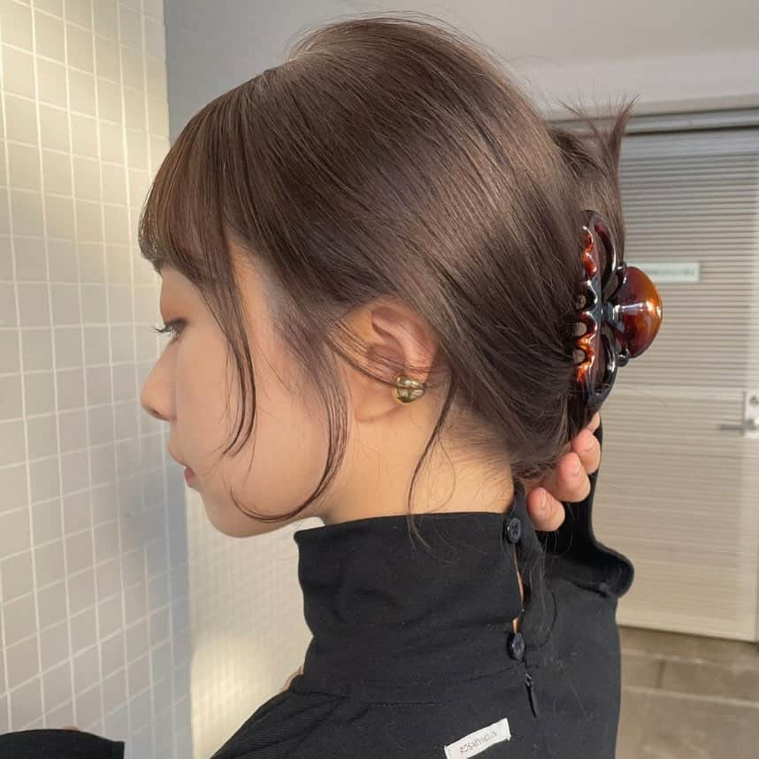YochiMiku のインスタグラム：「chocolate beige🤎  自然光に透ける柔らかいcolor🥣」