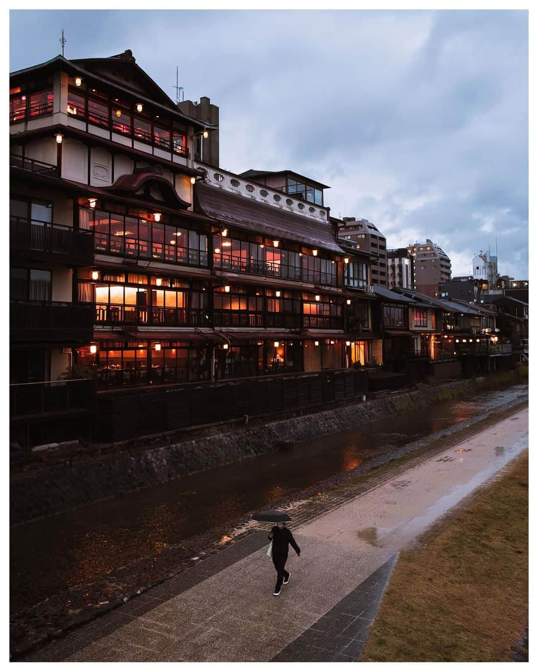 Takashi Yasuiさんのインスタグラム写真 - (Takashi YasuiInstagram)「Kyoto ☔️ November 2021  📕My photo book - worldwide shipping daily - 🖥 Lightroom presets ▶▶Link in bio  #USETSU #USETSUpresets #TakashiYasui #SPiCollective #filmic_streets #ASPfeatures #photocinematica #STREETGRAMMERS #street_storytelling #bcncollective #ifyouleave #sublimestreet #streetfinder #timeless_streets #MadeWithLightroom #worldviewmag #hellofrom #reco_ig」12月8日 21時53分 - _tuck4