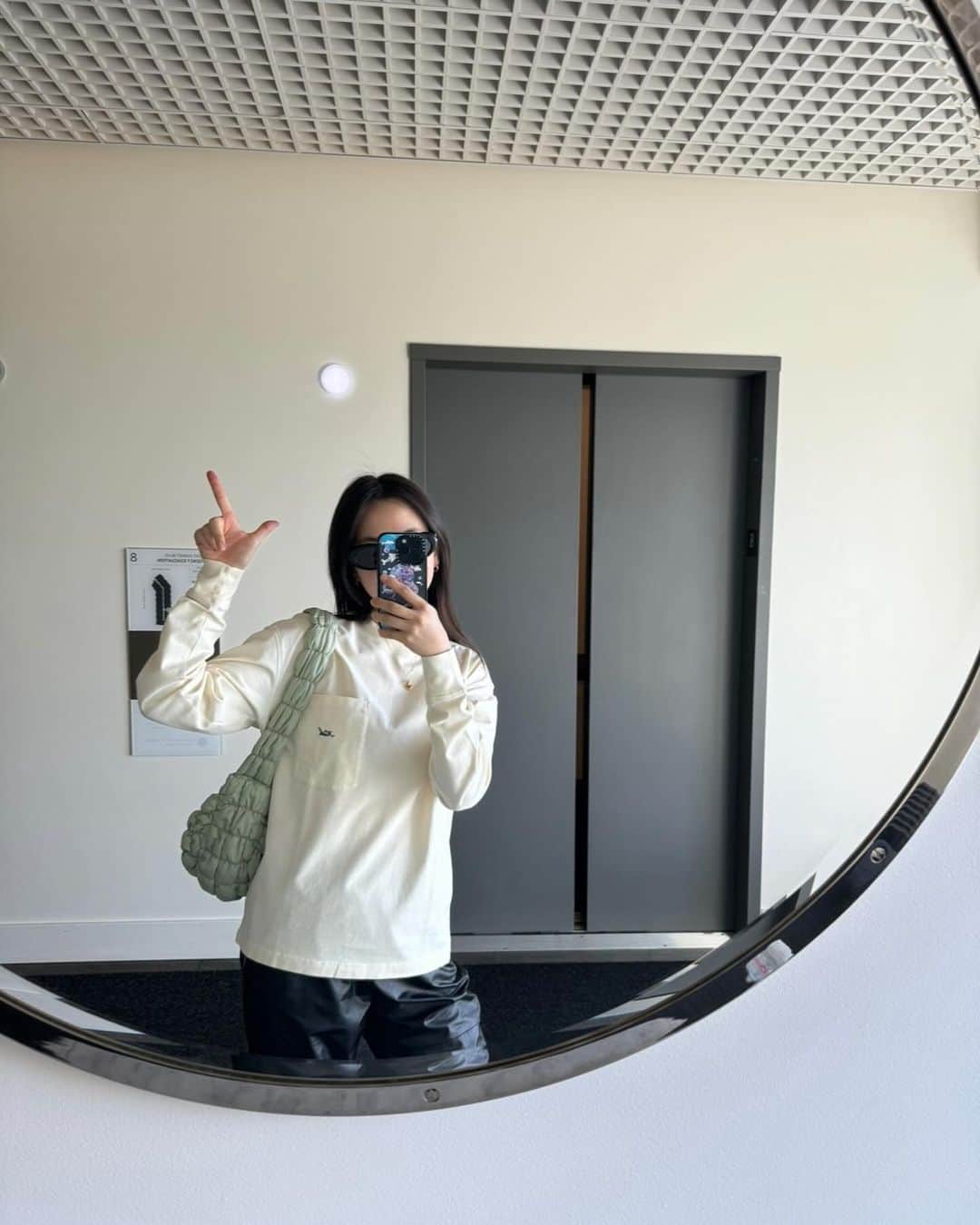 アン・ソヒのインスタグラム：「끝날 듯 끝나지 않는 LA 피드😛 1.🪞포토월이었던 8th Floor 2.😼울언니가 나 미국에 있을 때 같다고,,,16살? 헿 3.💚🩷 @jonandvinnydelivery  4.🍕Hip&Hot 5.🧡❤️🩷💚💛 6.🌴 7.☕️Flat White w.Oat milk Plz♡ 8.🇺🇸🌆🌇」