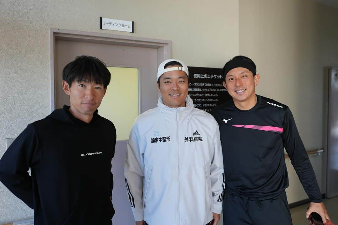 川﨑宗則さんのインスタグラム写真 - (川﨑宗則Instagram)「ムネポンの初の運動会💪🏃🏀⚾️🪵めっちゃ笑ったし、転んだし🤣楽しかった！チェストクルーメンバーも来てくれて🥹ありがとう😊県外からも✈️🚄🚗大変な移動でしたが、ありがとうございました🙇‍♂️🙇‍♂️来年はまたパワーアップ⤴️した運動会やりたいにゃ🦹🏻‍♂️🦹‍♀️お茶🍵☕️会もやりたい🦸‍♀️みんな身体には気をつけてね！チェチェチェチェスト！」12月8日 21時46分 - mune.kawasaki.official