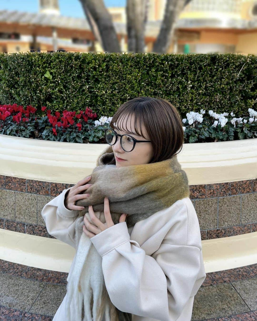 友恵温香のインスタグラム：「🎄.* 新しく買ったマフラーがお気に入り🫶 ブラックフライデーでめっちゃ買ってしまった(笑) 冬はコーデ組むのが楽しくて好き👀🤍   #冬コーデ #shein」