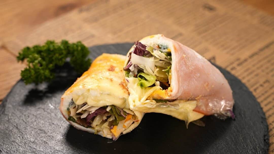 馬場裕之さんのインスタグラム写真 - (馬場裕之Instagram)「朝食の新定番「ライスペーパーサンド」をご紹介！  常備しやすいライスペーパーさえあれば お好み・余りモノ食材であっとい間にできちゃう 新感覚のサンド…ぜひお試しください🤗  ーー・ーー・ーー・ーー・ーー・ーー・ーー・ーー・ー 【材料（１人前）】 　▷ライスペーパー：1枚 　▷スライスハム：1枚 　▷スライスチーズ（溶けるタイプ）：1枚 　▷卵：1個 　▷サラダパック：適量 　▷マヨネーズ：大さじ１ 　▷塩・黒コショウ：少々  #馬場ごはん #料理 #朝食 #ライスペーパー  #モーニング #朝ごはん  #爆速レシピ #morning  #japaneserecipe  #ricepaper  #ワンパン #ロバート馬場」12月8日 21時50分 - hiro88