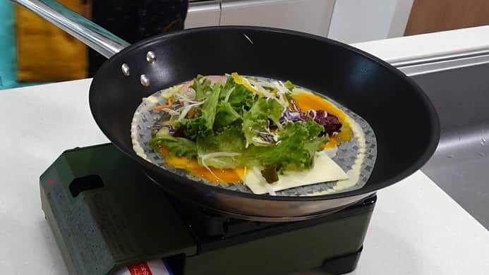 馬場裕之さんのインスタグラム写真 - (馬場裕之Instagram)「朝食の新定番「ライスペーパーサンド」をご紹介！  常備しやすいライスペーパーさえあれば お好み・余りモノ食材であっとい間にできちゃう 新感覚のサンド…ぜひお試しください🤗  ーー・ーー・ーー・ーー・ーー・ーー・ーー・ーー・ー 【材料（１人前）】 　▷ライスペーパー：1枚 　▷スライスハム：1枚 　▷スライスチーズ（溶けるタイプ）：1枚 　▷卵：1個 　▷サラダパック：適量 　▷マヨネーズ：大さじ１ 　▷塩・黒コショウ：少々  #馬場ごはん #料理 #朝食 #ライスペーパー  #モーニング #朝ごはん  #爆速レシピ #morning  #japaneserecipe  #ricepaper  #ワンパン #ロバート馬場」12月8日 21時50分 - hiro88