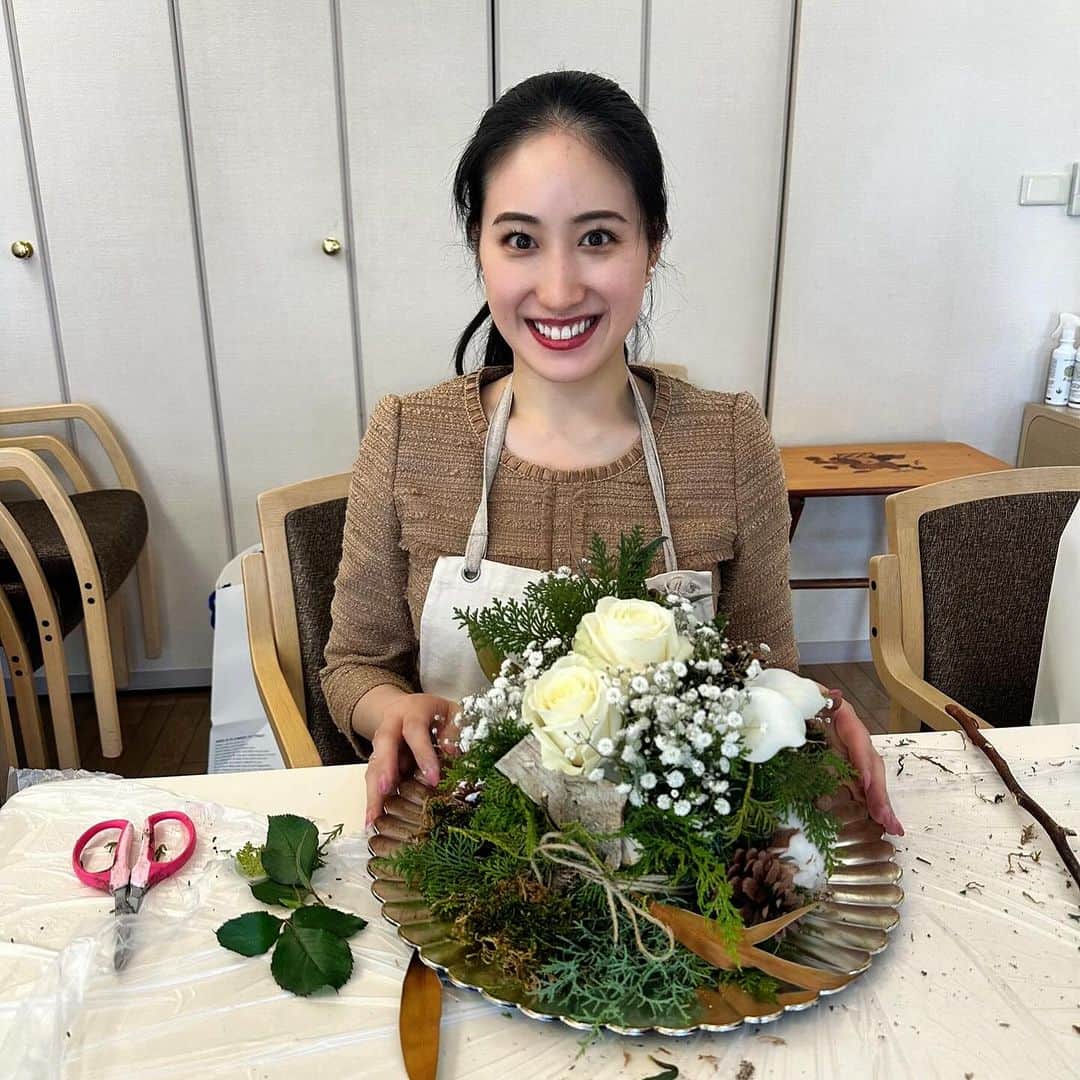田中琴乃のインスタグラム：「クリスマスの フラワーアレンジメント🎄  みんな同じアイテムを使うのに 出来上がった作品は個性が出るのも楽しい☺️✨  #christmas #christmasarrangement  #🎄」