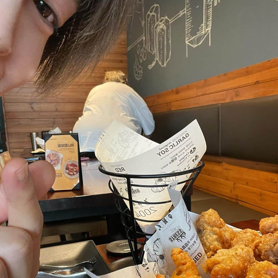 塩澤英真さんのインスタグラム写真 - (塩澤英真Instagram)「오후에는 치맥이지 ฅˆ•ﻌ•ˆฅ  Kyochon, you were awesome.🇰🇷💎  #인생치킨 💎  #교촌치킨 #교촌1991 #치맥 #허니콤보 #대한민국 #한국 #韓国料理 #韓国チキン #韓国グルメ  #kyochon #kyochonchiken #韓国 #korea #ソウル  #seoul #séoul #seoulkorea #seoultrip #seoultravel #travel #journey #explorepage  #시오자와히데마사 #HIDEMASASHIOZAWA #塩澤英真」12月8日 22時01分 - hidemasa_shiozawa