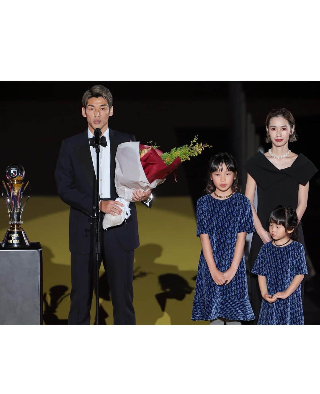 三輪麻未さんのインスタグラム写真 - (三輪麻未Instagram)「昨年の悔し涙から一転  Jリーグ優勝🏆🥇  主人の 最優秀選手賞、得点王、ベストイレブン。 最高に嬉しい日となりました。 本当にありがとうございました。  早くも、次への挑戦が始まったと感じています🌈  #Jリーグアウォーズ#Jリーグ #2023シリーズ #横浜アリーナ」12月8日 22時01分 - asami_miwa