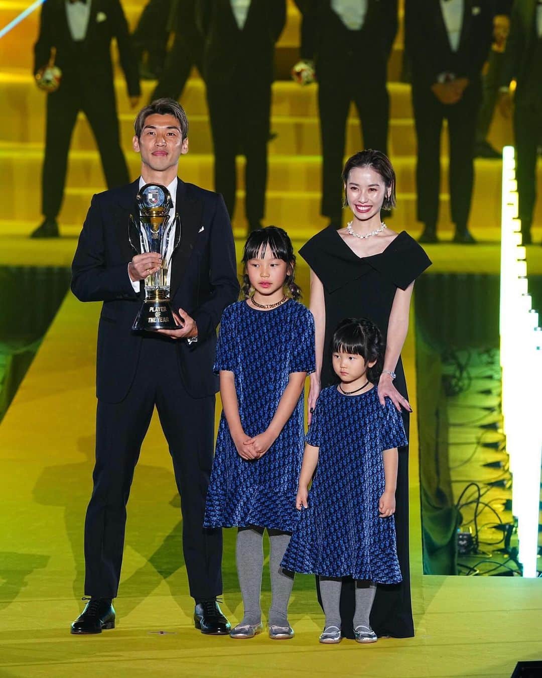 三輪麻未さんのインスタグラム写真 - (三輪麻未Instagram)「昨年の悔し涙から一転  Jリーグ優勝🏆🥇  主人の 最優秀選手賞、得点王、ベストイレブン。 最高に嬉しい日となりました。 本当にありがとうございました。  早くも、次への挑戦が始まったと感じています🌈  #Jリーグアウォーズ#Jリーグ #2023シリーズ #横浜アリーナ」12月8日 22時01分 - asami_miwa
