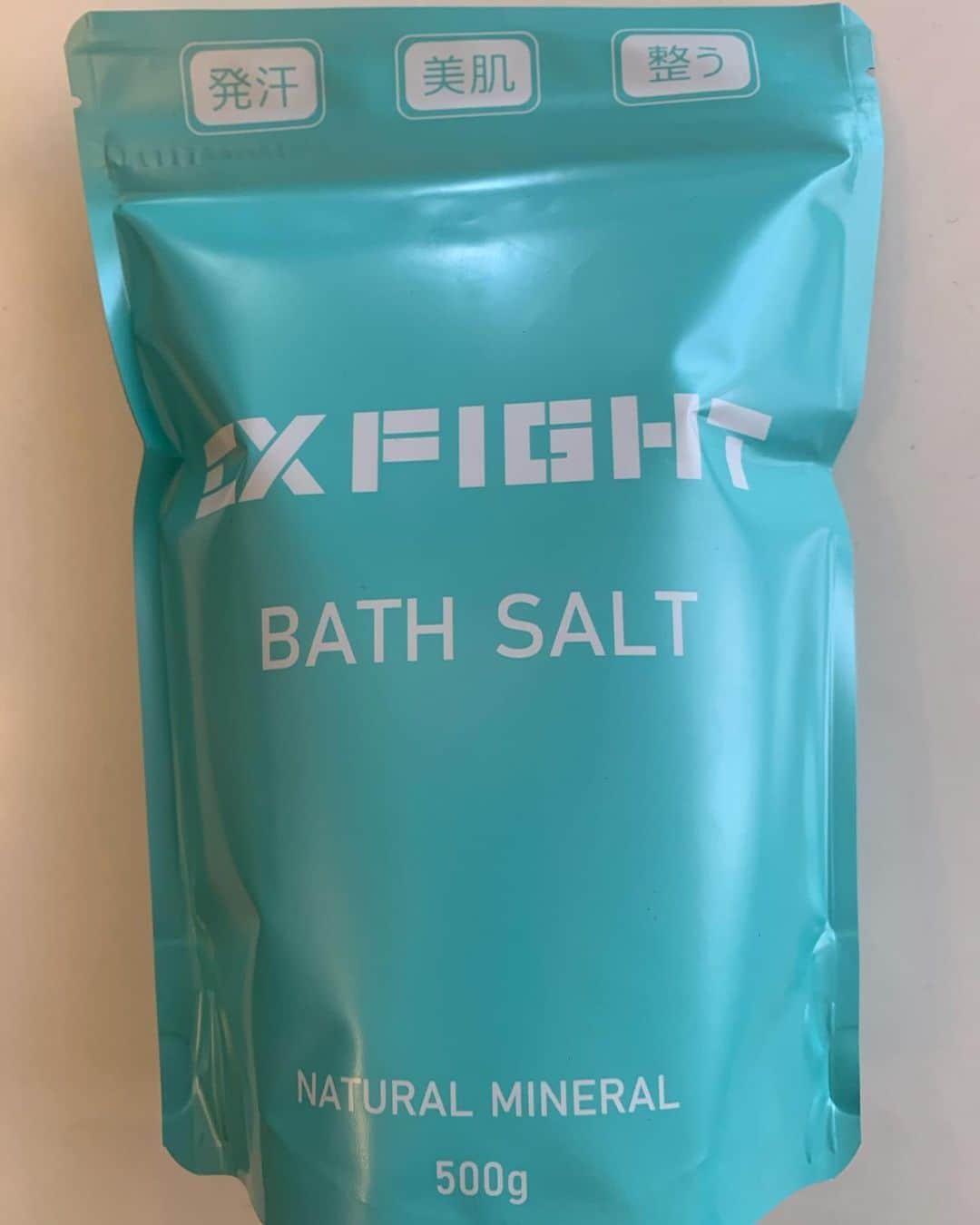 岡見勇信さんのインスタグラム写真 - (岡見勇信Instagram)「新発売‼️EXFIGHT BATH SALT✨ 今回の計量前最後の水抜きでこれが大活躍♨️ 浴槽に入れて半身浴30分＋保温20分で私は1.3kg体重が落ちました‼️ 是非お試しください🔥 購入はこちらから↓  https://ldh.exfight.jp/BATHSALT  #ldh #exfight #bathsalt #汗出し #水抜き #半身浴 #計量」12月8日 21時54分 - _yushin_okami_