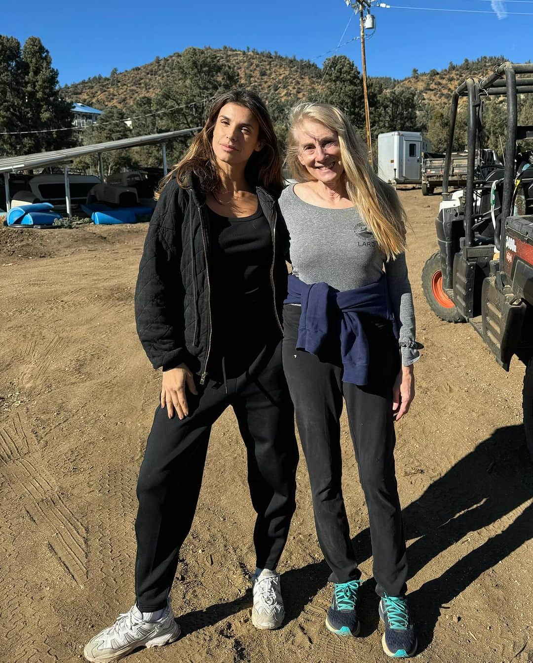 エリザベッタ・カナリスさんのインスタグラム写真 - (エリザベッタ・カナリスInstagram)「This is the fourth or fifth time I came here , at about 2 hours from Los Angeles.  I can’t describe the joy and the inner peace I find in this place  with Dr Lorin  Lindner and the animals  she  and The Lockwood Animal Rescue Center (LARC) saved from hunters, road circus , fur farms ,from breeders of wolves  and exotic animals. These acres were purchased  by Mr. Bob Barker and Nancy Burnet and LARC ‘ s mission is to create  a therapeutic work environment for the  returning combat veterans and a forever home for wolves, wolfdogs, coyotes, foxes, raccoons, skunks, horses, parrots and other animals.  I was able to see my friend Huy , a big wolf who is one of the most powerful and beautiful creature I’ve ever seen, (after several times that I tried) I was able to touch a red fox with a genetic mutation , Silver ( I looooove foxes so so  much), I met  a sweet and lazy raccoon, a beautiful horse and obviously many wolves.  Thank you Lorin for being so passionate and for dedicating your life to save their lives ❤️」12月8日 22時00分 - littlecrumb_