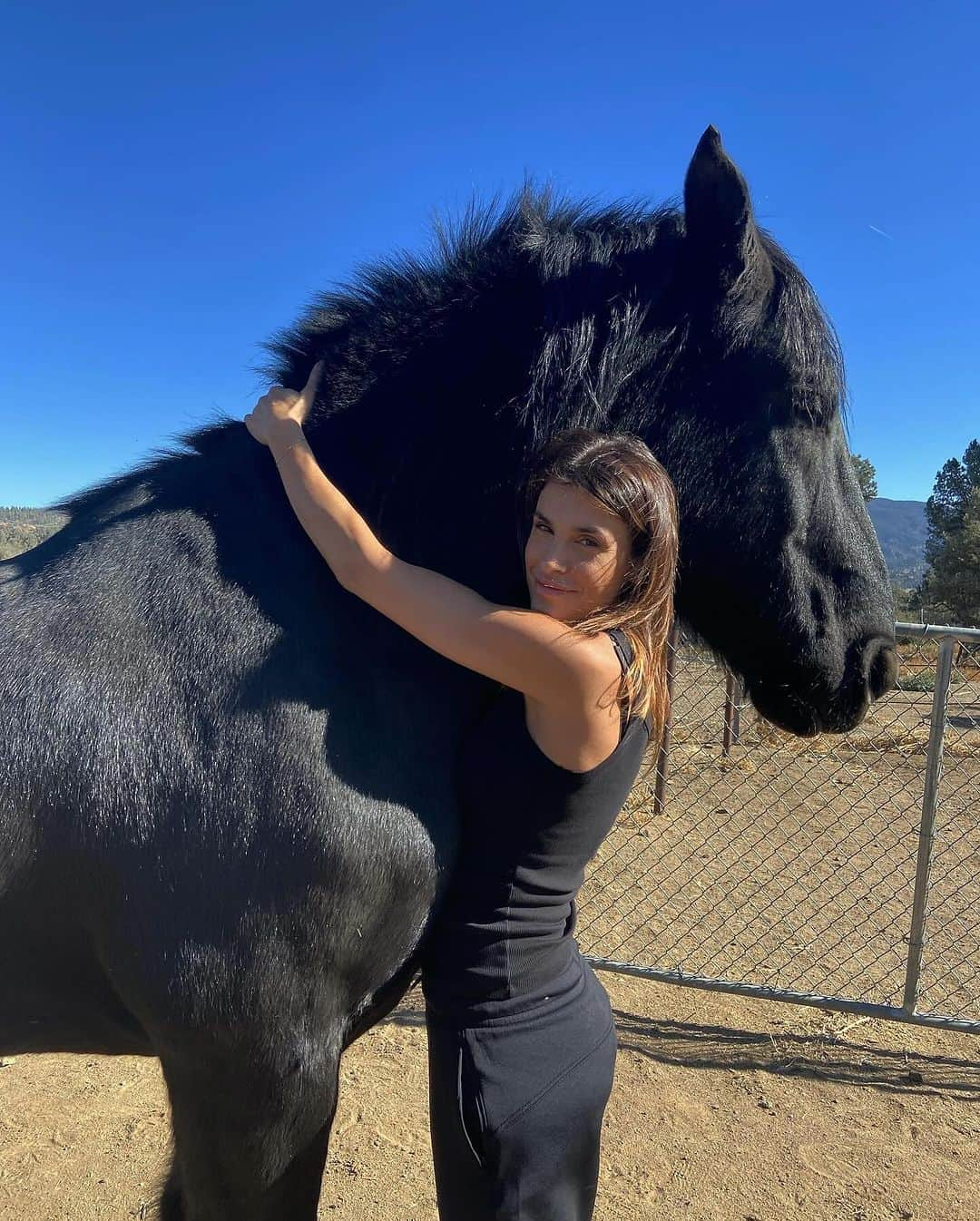 エリザベッタ・カナリスのインスタグラム：「This is the fourth or fifth time I came here , at about 2 hours from Los Angeles.  I can’t describe the joy and the inner peace I find in this place  with Dr Lorin  Lindner and the animals  she  and The Lockwood Animal Rescue Center (LARC) saved from hunters, road circus , fur farms ,from breeders of wolves  and exotic animals. These acres were purchased  by Mr. Bob Barker and Nancy Burnet and LARC ‘ s mission is to create  a therapeutic work environment for the  returning combat veterans and a forever home for wolves, wolfdogs, coyotes, foxes, raccoons, skunks, horses, parrots and other animals.  I was able to see my friend Huy , a big wolf who is one of the most powerful and beautiful creature I’ve ever seen, (after several times that I tried) I was able to touch a red fox with a genetic mutation , Silver ( I looooove foxes so so  much), I met  a sweet and lazy raccoon, a beautiful horse and obviously many wolves.  Thank you Lorin for being so passionate and for dedicating your life to save their lives ❤️」