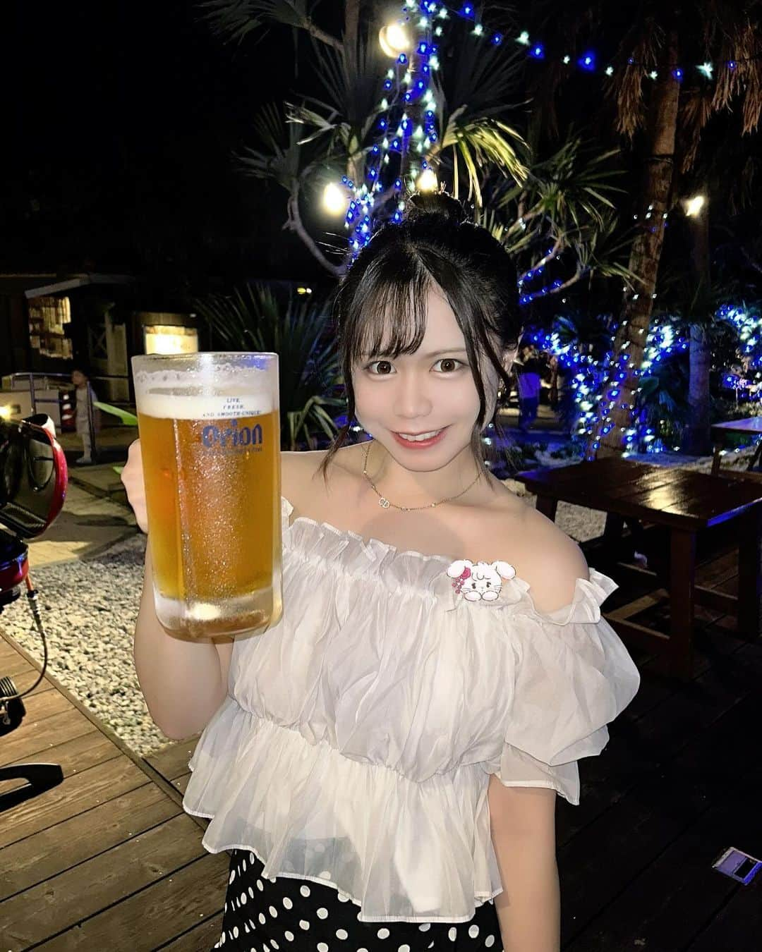 山口みらんのインスタグラム：「✌️✌️✌️✌️  今週もお疲れ生です🍻 写真は9月に行った沖縄🌴🌺✈  メガジョッキ🍻 1杯目はすぐ無くなっちゃうU(๑›ᆺ‹)U   #沖縄  #恩納村  #okinawa  #メガジョッキ  #おだんごヘア  #GRL  #オフショルダー  #オリオンビール   #ビール #生ビール #お酒好き #お酒好き女子 #ビール好き女子 #ビール好きな人と繋がりたい #酒好き女子 #飲酒ダグラム #飲酒たぐらむ #酒 #お酒 #乾杯 #一緒に乾杯 #酒飲み女子 #居酒屋 #1人酒 #お酒好き #酒好きと繋がりたい」