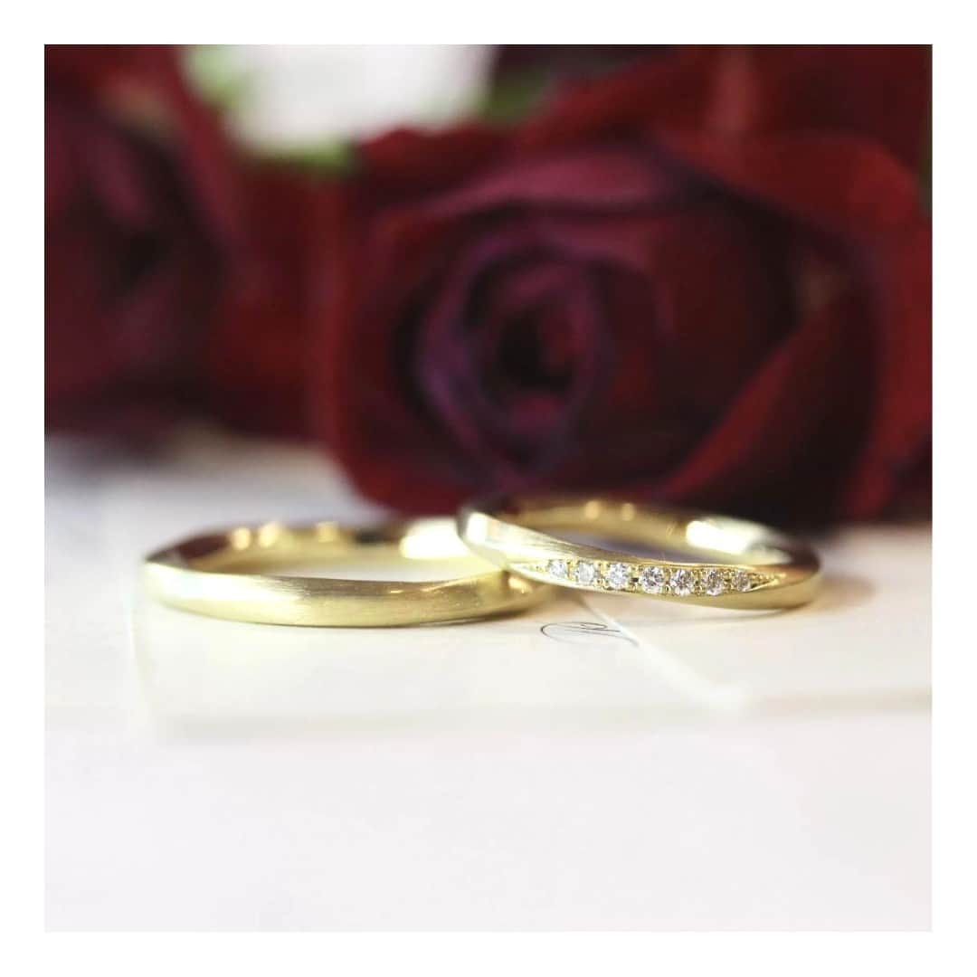ith / イズ オーダメイド結婚指輪のインスタグラム：「12月の誕生花は赤い薔薇です。  12月25日のクリスマスに挙式のお二人にとって、 薔薇をモチーフの結婚指輪《ローザ》は、 大切な記念を蘇らせてくれるデザイン。  つや消しと大胆なひねりで 他にはない有機的な形状の指輪です。  ▽ 指輪について 結婚指輪(男性)：ローザ K18YG：184,000円〜  結婚指輪(女性)：ローザ K18PG：要お見積もり  お問い合わせコード：18083  ***********************************  ⧉ ith 公式WEB @ith_marriage アカウントTOPへ  ☞ プロフィールURLをタップ  ⧉ 暮らしに寄り添うジュエリー ith online store ☞ @ith_jewelry  ***********************************  #結婚指輪 #マリッジリング #婚約指輪 #エンゲージリング #カスタマイズ #オーダーメイド #オーダーリング #オーダー #手仕事 #職人 #アトリエ #指輪選び #指輪探し #ダイヤモンド」