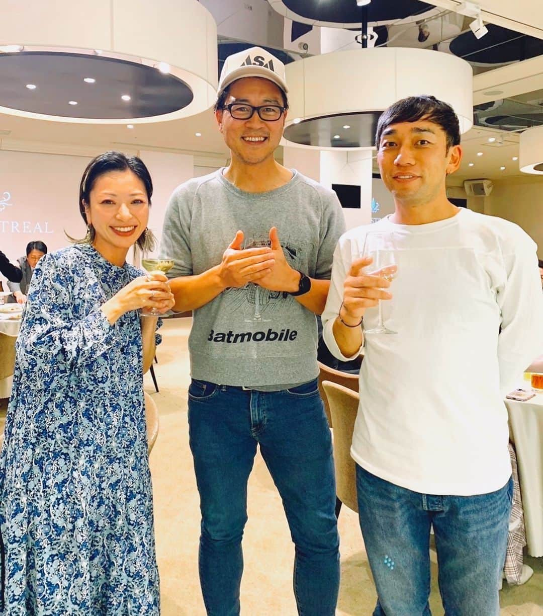 kainatsuのインスタグラム：「K-MIX浜松本社でラララ3時間生放送！お付き合いありがとうございました😌生放送終わり「おかえりマルシェ」の収録には京太朗さんがきてくれて、これまた濃い内容になりましたので是非オンエアをお楽しみに！！  そのあとはK-MIX忘年会🍻✨  いつもお世話になっている社員の皆さんや、普段なかなか会うタイミングがないパーソナリティ仲間のみんなとも会えて、すごく嬉しくてすっかり浮かれちゃったな〜☺️  久しぶりにズミさん @djzumi にも会えました！  アーティストとして「Radio the Boom!」とか出てた頃は怖いもの知らずで、なめた言動ばかりとってた気がするんだけど😂今となってはパーソナリティの偉大なる先輩過ぎてなぜかちょっと緊張しちゃう。笑 でも会えるといつだってすっごくすっごく嬉しい！！ 大先輩の背中を追いかけ続けながら、これからも私らしく、大好きなラジオを続けていけるように精進すっぞー！！！(酔ってますw) #kmix_life #ラジラ」