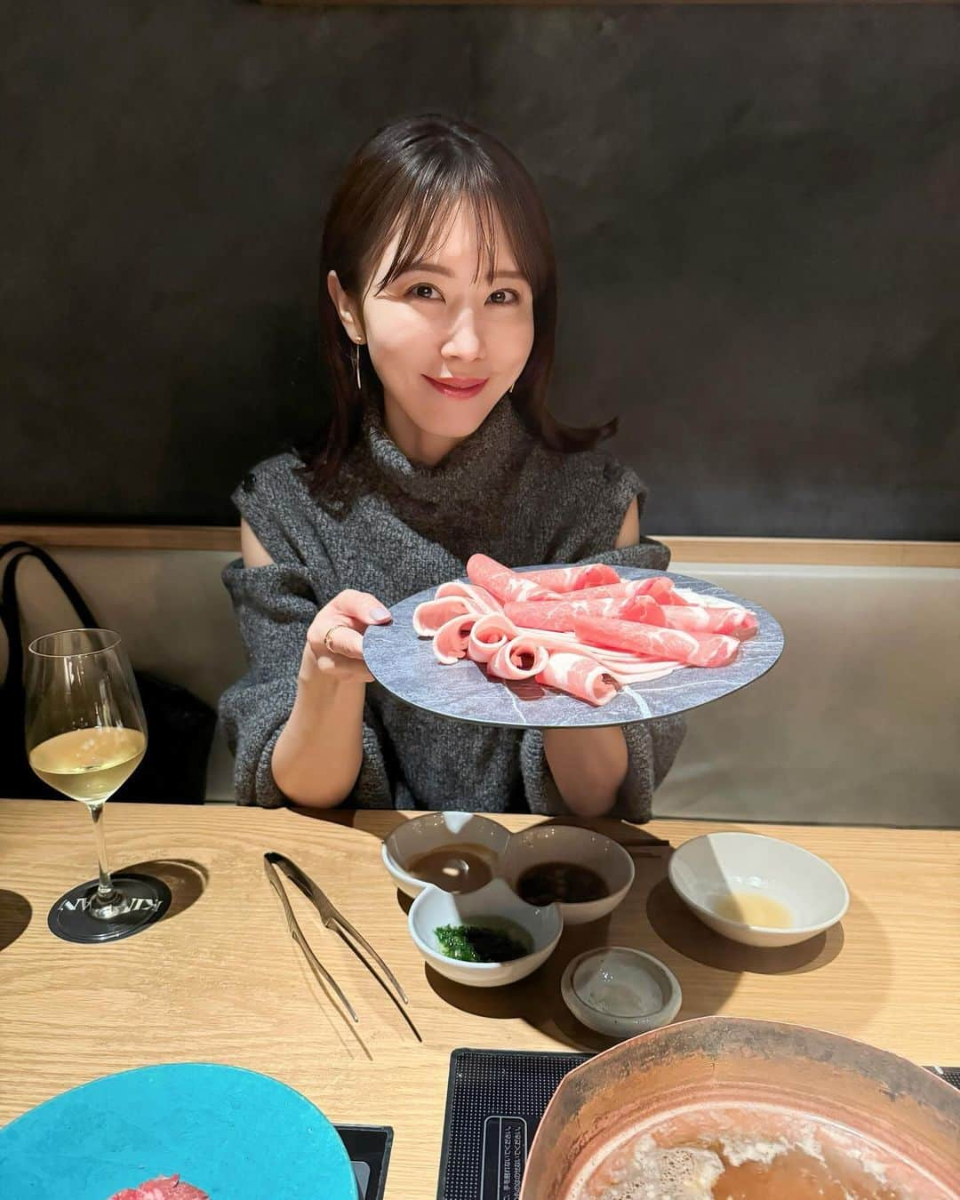 佐野真彩さんのインスタグラム写真 - (佐野真彩Instagram)「エマさんにお誘いいただいてkintanへ🍲 しゃぶしゃぶでお野菜を沢山いただき、 2件目はカクテルバーへ行ったよ🍸🥬 ふらっと入ったお店でしたが、とっても素敵なお店だった✨ カクテルはあんまり飲んだことがないのですが、 美味しいんですね😍また絶対行きます。  📍@shabushabu_kintan_daikanyama  📍@bar_trench   週末はSSAのお仕事です💪 また更新します。  あ、髪切りました！  #kintan #しゃぶしゃぶ代官山　#ワイン好き #bartrench #カクテルバー　#恵比寿グルメ #恵比寿バー　#恵比寿グルメ　#ssa #ニットコーデ　#冬コーデ　#tiffany #キンタンしゃぶしゃぶ  #グルメ女子」12月8日 22時06分 - sano.maya