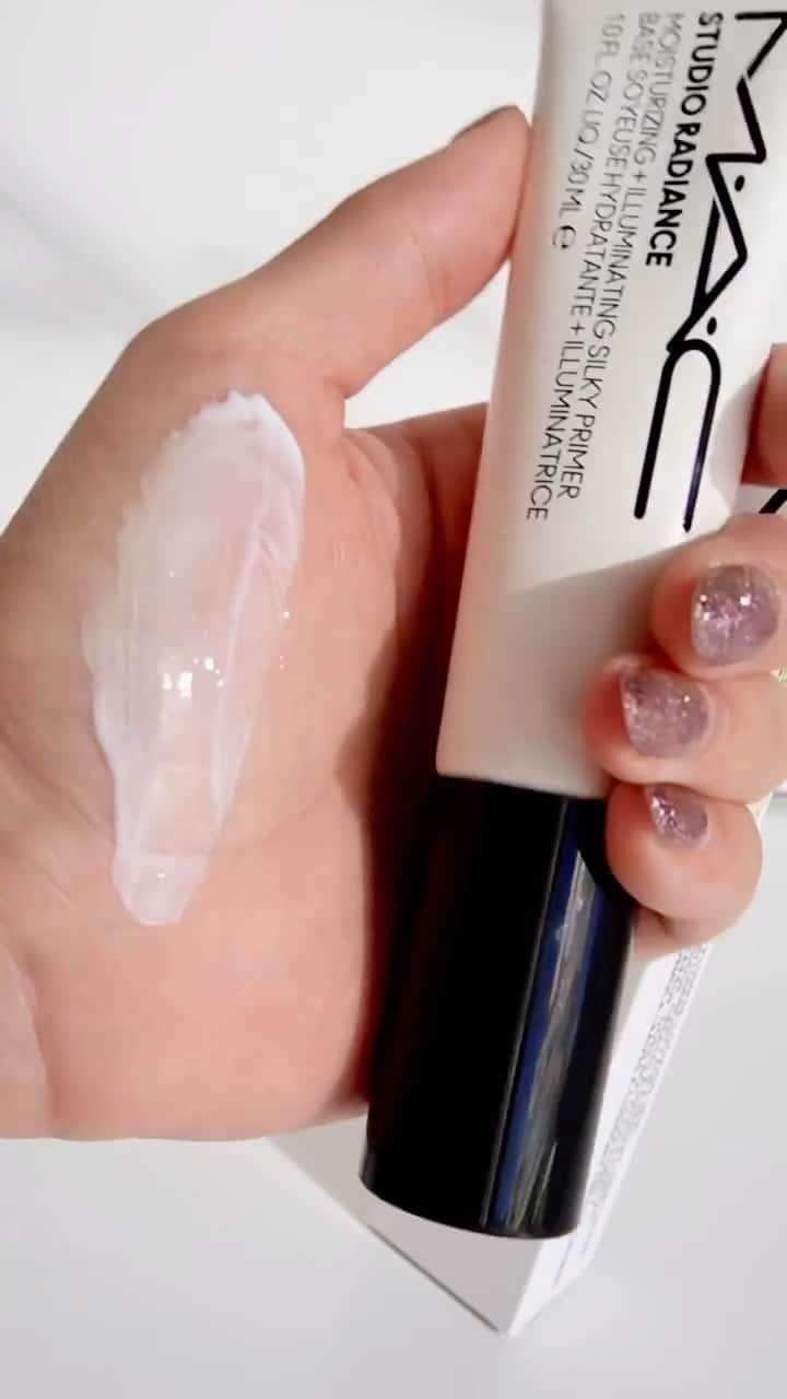 M·A·C Cosmetics Hong Kongのインスタグラム：「入冬必備底霜💡光透水潤永不斷電！ 仙人掌乾肌恩物#透光水凝乳，一抹膚質尤如打了水光槍 肌膚瞬間變得超澎彈透亮，散發出原生透亮光芒 彷彿自帶補光濾鏡💫  🛒【雙12限定優惠】 由6/12 - 12/12，官網全線88折！  Product featured: Studio Radiance Moisturizing + Silky Primer 提亮保濕絲滑底霜 - HK$390 #MACStudioRadiance #MAC專業訂製 #MAC貼身妝藝 #MACStudioFix #MACHongKong #Regram from @abb_artist   Kick dry and dull skin to the curb this winter! Studio Radiance Moisturizing + Silky Primer is all you need to leave your skin feeling energized and moisturized with a healthy glow✨Create your radiant look that leaves skin luminous now with this holy grail💫  🛒【Double 12 Exclusive Promotion】From 6/12 - 12/12, enjoy 12%OFF online!」