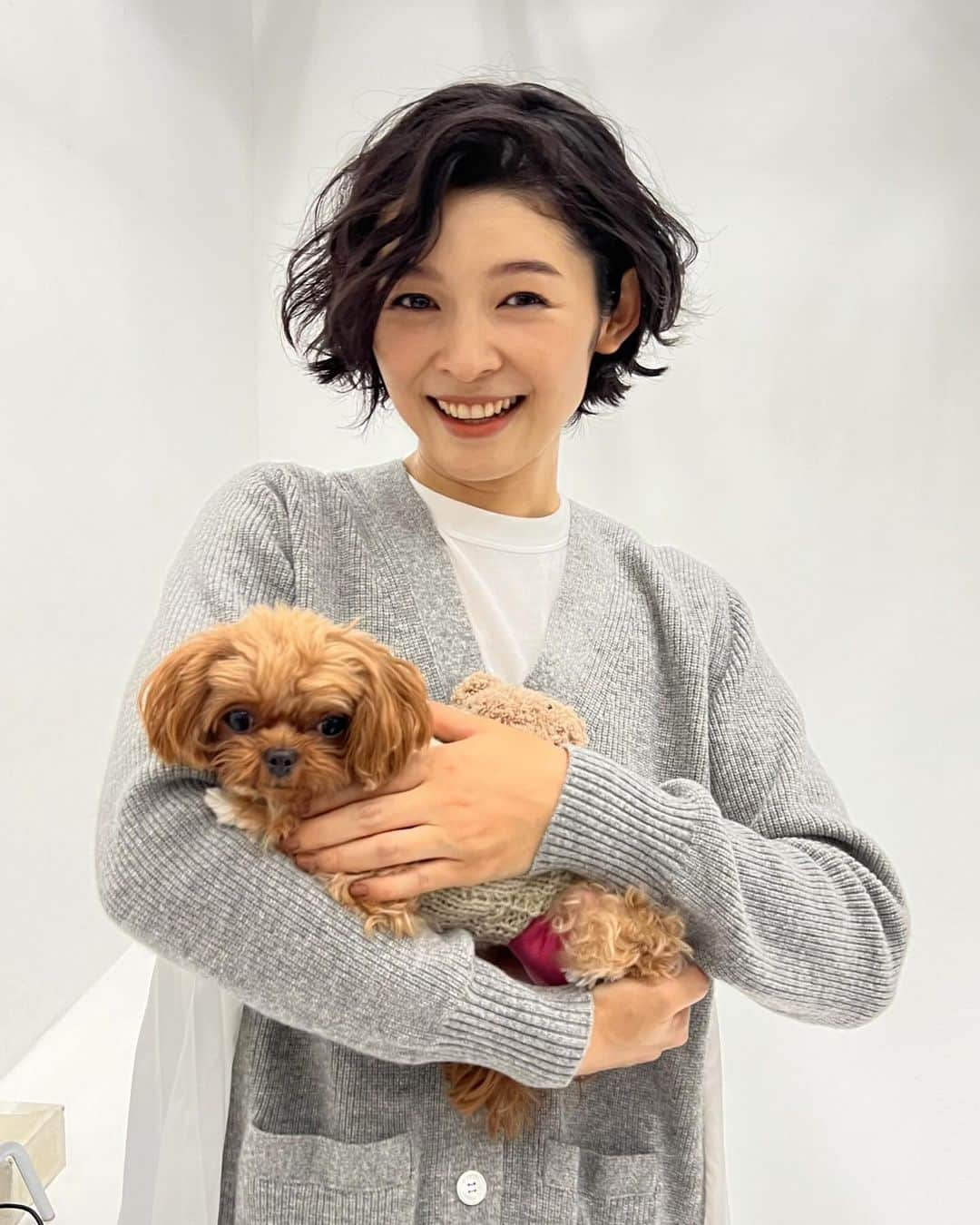 藤澤恵麻さんのインスタグラム写真 - (藤澤恵麻Instagram)「⁡ ⁡ 事務所の年賀状撮影。 毎年この時期が来ると、今年もあと少しだなぁと感じます。 ⁡ 全員が集合して、和気あいあいとした雰囲気。 この日は、モデル犬のピッピちゃんもいて現場を和ませてくれました。 ⁡ ヘアメイクはノンノモデル時代から長年お世話になっている菊地美香子さん。 出来上がりが楽しみです！ ⁡ ⁡ #恵麻 #ema #セブンスアヴェニュー #菊地美香子 #non-no #ピッピ」12月8日 22時09分 - ema_fujisawa_official