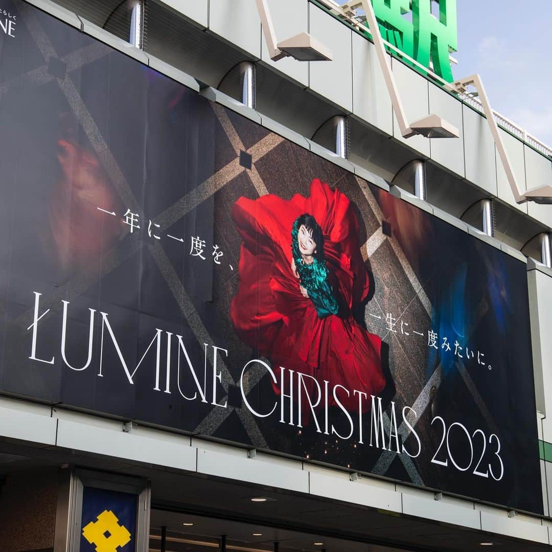 ルミネ公式さんのインスタグラム写真 - (ルミネ公式Instagram)「. LUMINE CHRISTMAS 2023 JR新宿駅南口大型ボードに掲出中！  🎄 🎄 🎄  古川琴音さんに出演いただいたルミネクリスマスのキービジュアルは、JR新宿駅南口改札の他、ルミネ各館で見ることができるので、お近くにお立ち寄りの際はぜひご覧ください。  今回は特別に、大型ボードが出来上がるまでの動画も公開中♪  ▶詳細は〔 ルミネクリスマス 〕で検索！  #ルミネクリスマス  #lumine #古川琴音 #christmas #luminechristmas #happyholiday #クリスマス」12月8日 13時26分 - lumine_official