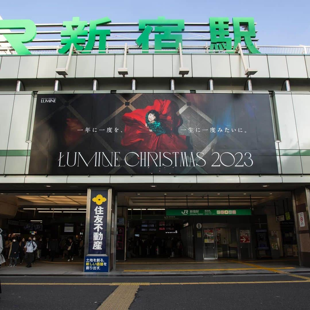 ルミネ公式のインスタグラム：「. LUMINE CHRISTMAS 2023 JR新宿駅南口大型ボードに掲出中！  🎄 🎄 🎄  古川琴音さんに出演いただいたルミネクリスマスのキービジュアルは、JR新宿駅南口改札の他、ルミネ各館で見ることができるので、お近くにお立ち寄りの際はぜひご覧ください。  今回は特別に、大型ボードが出来上がるまでの動画も公開中♪  ▶詳細は〔 ルミネクリスマス 〕で検索！  #ルミネクリスマス  #lumine #古川琴音 #christmas #luminechristmas #happyholiday #クリスマス」