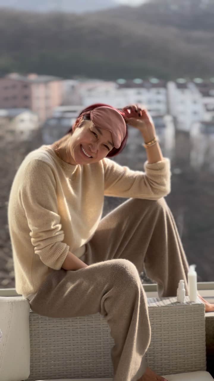 ピョン･ジョンスのインスタグラム：「닥터 베이스를 알기 전엔 뭐썼나?? 생각이 안나요  기초로 수분라인은 당연코 닥터베이스지요  애들도 효과 많이 봤죠??  👁️‍🗨️닥터베이스🔜12.9 9am open  🎈우리 피부는 속건조,잔주름,색소,여드름,홍조, 모공,탄력 저하 등 많은 문제를 겪는데  문제는 이 문제 하나하나마다 효과적인 성분를 바르는 것보다는  근본 원인을 교정해 주면 이 모든 문제는 저절로 모두 해결되죠 피부장벽을 튼튼하게 해주는 닥베!!🤪  🎈 근본적인 문제는 바로 진피의 건강!. 닥터베이스의 모든 제품은  진피 건강을 근본적으로 개선해  여러가지 피부 문제를 해결하는데 초점이 맞추어져 있어요  Ⓜ️HSP rejuvenating serum : 닥터베이스의 시그니처 제품,피부를 근본적으로 건강하게 해서 속건조나 탄력을 잡아줘요 Ⓜ️HSP moisture cream : 쿨링감을 느낄 수 있는 수분폭탄크림  끈쩍임 싫어하는 극지성인 분이나 남성분에게도 찰떡이죠   Ⓜ️HSP mild acid sun block : 끈적임이나 백탁 없는 선블록,선블록 특유의 답답함이 없고 spf50++++메이크업 해도 겉돌지 않아요   Ⓜ️닥터베이스 에이치에스피 플럼핑 하이드레이션 크림(HSP Plumping Hydration Cream) : 유수분 밸런스가 심하게 깨지는 시기에  무조건 필요한 크림. 유분감 있는 제형이지만 바르는 순간 ! 수분감이 가득 터지는 신기한 크림. 마일드한 요플레??   Ⓜ️닥터베이스 에이치에스피 스킨 블레미쉬 디펜스 세럼(HSP Skin Blemish Serm) : 수많은 여드름 환자들에게 샘플링한 결과  효과가 나타난 닥터베이스의 또 하나의 새로운 야심작!!  성난 여드름에만 하루에도 여러 번  콕 !찍어서 발라주세요.  염증이 가라 앉는데 도움을 줄 수 있고  많은 트러블 환자분들께서 샘플 써보시고  언제 본품 출시하는지 문의주신 제품입니다.  다 떨어져서 찾는 분들 많아서 토욜 오픈해요 🔜라이브 오늘 2시봐용!!!」