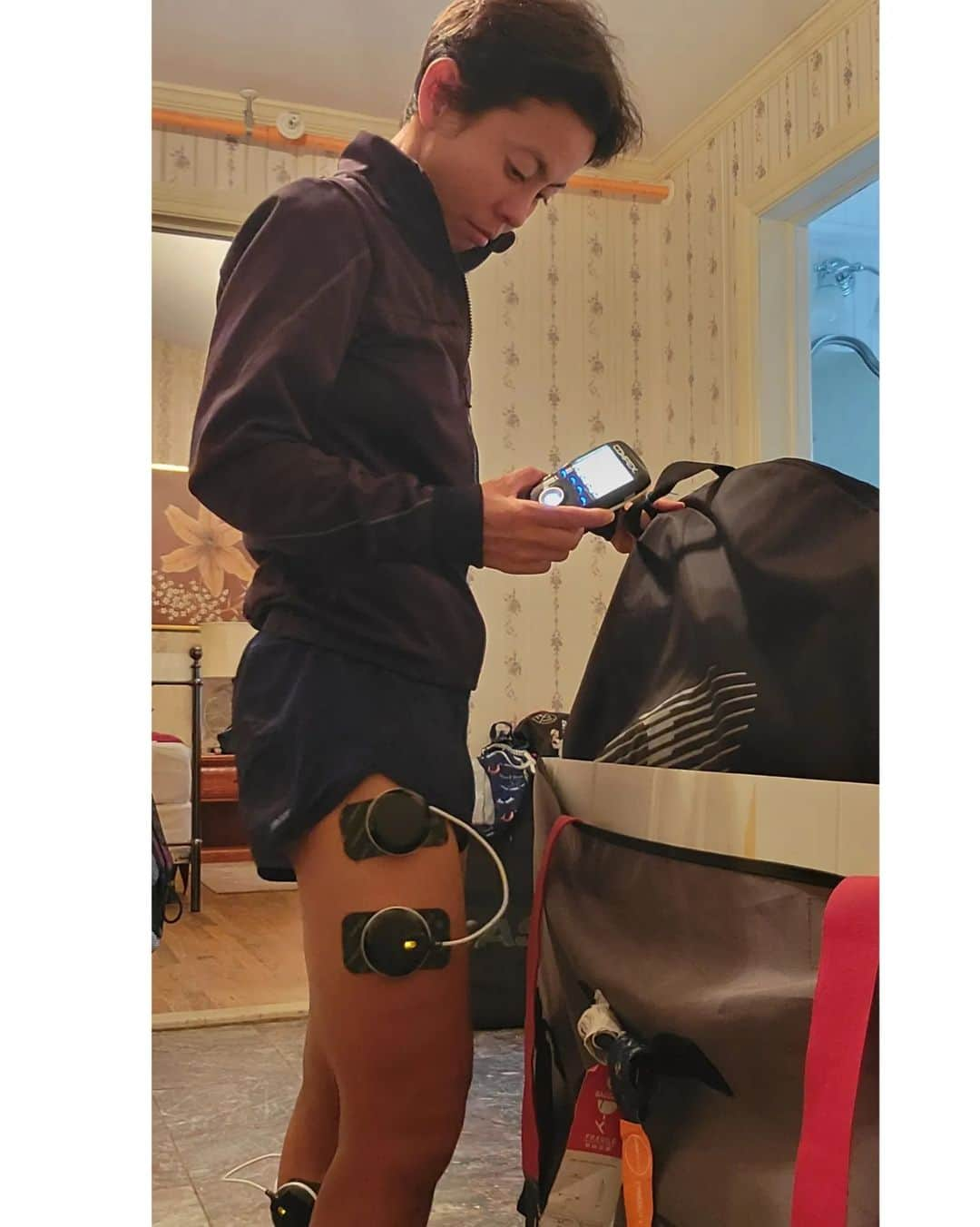 上田藍さんのインスタグラム写真 - (上田藍Instagram)「. 🍀🍀🍀🍀🍀🍀🍀🍀🍀🍀 ①②📷️Compex SP 8.0 Wireless Muscle Stimulator ③④📷️COMPEX® FIXX™ 1.0  ⑤📷️Compex Ayre Compression Boots #recovery #selfconditioning  🍀🍀🍀🍀🍀🍀🍀🍀🍀🍀  今日は、年間を通じてセルフコンディショニングで愛用させていただいている機器を紹介させていただきます🤗🍀  ①②📷️Compex SP 8.0 Wireless Muscle Stimulator ③④📷️COMPEX® FIXX™ 1.0  ⑤📷️Compex Ayre Compression  凝り固まった部位を解すために愛用しているのですが、身体を解したい方法(電気刺激で筋肉を動かしながら解す、機器の振動で解す、圧迫と緩和で解す)を選んで、使い分けています☺  何か作業をしながら回復させたいときは、①📷️Compex SP 8.0 Wireless Muscle Stimulatorを多様しています🤗✨ トレーニングやレース後などに何か他のことをしながら(バイクを梱包しながら...歯を磨きながら...など)回復させることができるので、とっても有難いです💓  ②📷️COMPEX® FIXX™ 1.0  ③📷️Compex Ayre Compression の機器は、１日を終えてホッコリと時間を使って回復させたいときに、ゆったり椅子に座ってテレビなどをみながら使っています🎵  もちろん、自分の手でオイルなどを用いながらマッサージをすることも好きなのですが、途中で解すことに手が疲れ気味になってしまう時ももあるので、、、😓 機器の力をかりて回復させています🙌🌿  お陰様で怪我＆故障しらずで、シーズンを駆け抜けることができています🙌💓 いつもサポートをありがとうございます🤗  💻️📱https://www.sgt-japan.com/compex/  #セルフコンディショニング🌿 #自分の手では届かない解しを機器で💓 #コンペックス #SGT #トライアスロン #上田藍 #感謝🍀」12月8日 13時24分 - ai_love_tri