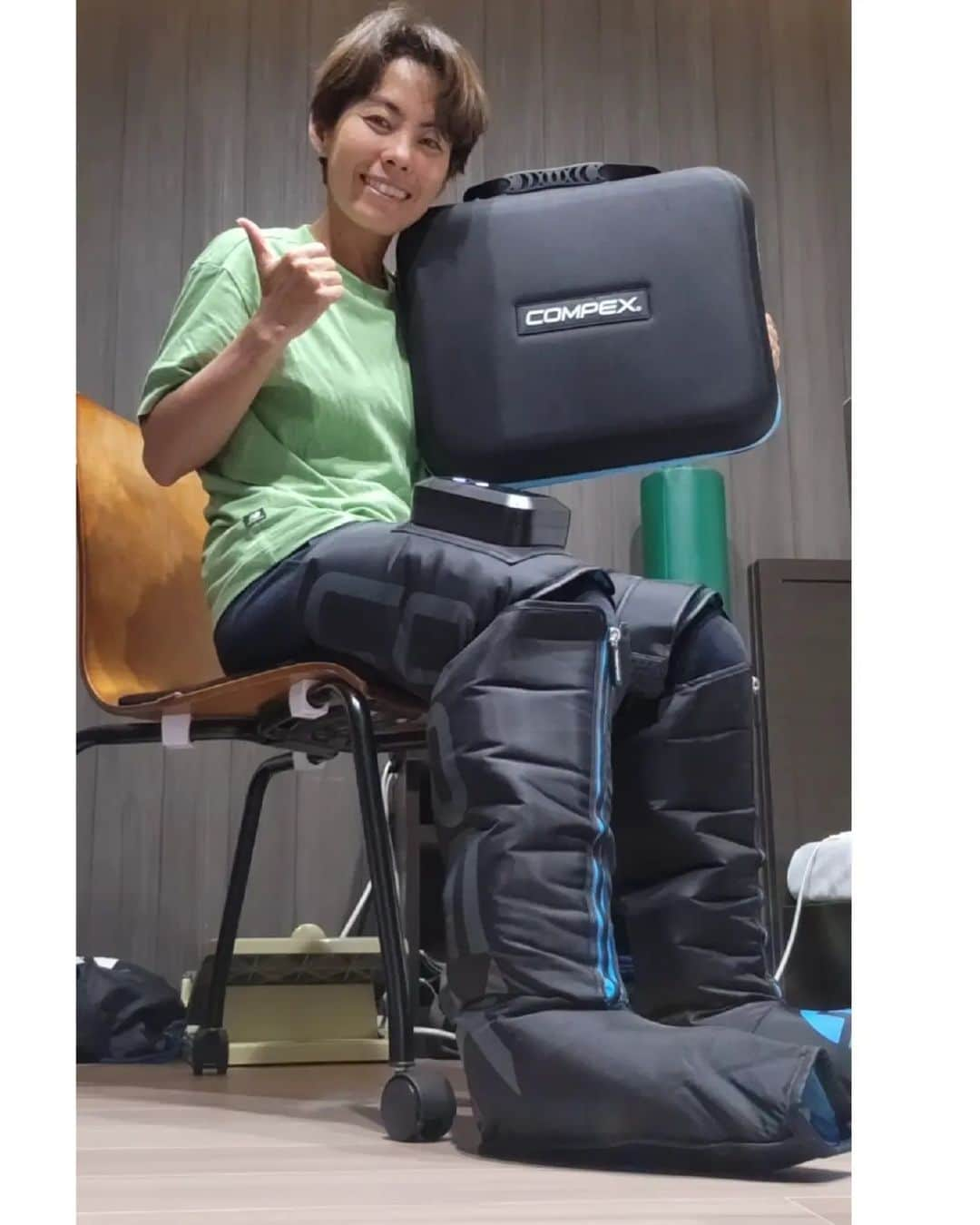 上田藍さんのインスタグラム写真 - (上田藍Instagram)「. 🍀🍀🍀🍀🍀🍀🍀🍀🍀🍀 ①②📷️Compex SP 8.0 Wireless Muscle Stimulator ③④📷️COMPEX® FIXX™ 1.0  ⑤📷️Compex Ayre Compression Boots #recovery #selfconditioning  🍀🍀🍀🍀🍀🍀🍀🍀🍀🍀  今日は、年間を通じてセルフコンディショニングで愛用させていただいている機器を紹介させていただきます🤗🍀  ①②📷️Compex SP 8.0 Wireless Muscle Stimulator ③④📷️COMPEX® FIXX™ 1.0  ⑤📷️Compex Ayre Compression  凝り固まった部位を解すために愛用しているのですが、身体を解したい方法(電気刺激で筋肉を動かしながら解す、機器の振動で解す、圧迫と緩和で解す)を選んで、使い分けています☺  何か作業をしながら回復させたいときは、①📷️Compex SP 8.0 Wireless Muscle Stimulatorを多様しています🤗✨ トレーニングやレース後などに何か他のことをしながら(バイクを梱包しながら...歯を磨きながら...など)回復させることができるので、とっても有難いです💓  ②📷️COMPEX® FIXX™ 1.0  ③📷️Compex Ayre Compression の機器は、１日を終えてホッコリと時間を使って回復させたいときに、ゆったり椅子に座ってテレビなどをみながら使っています🎵  もちろん、自分の手でオイルなどを用いながらマッサージをすることも好きなのですが、途中で解すことに手が疲れ気味になってしまう時ももあるので、、、😓 機器の力をかりて回復させています🙌🌿  お陰様で怪我＆故障しらずで、シーズンを駆け抜けることができています🙌💓 いつもサポートをありがとうございます🤗  💻️📱https://www.sgt-japan.com/compex/  #セルフコンディショニング🌿 #自分の手では届かない解しを機器で💓 #コンペックス #SGT #トライアスロン #上田藍 #感謝🍀」12月8日 13時24分 - ai_love_tri