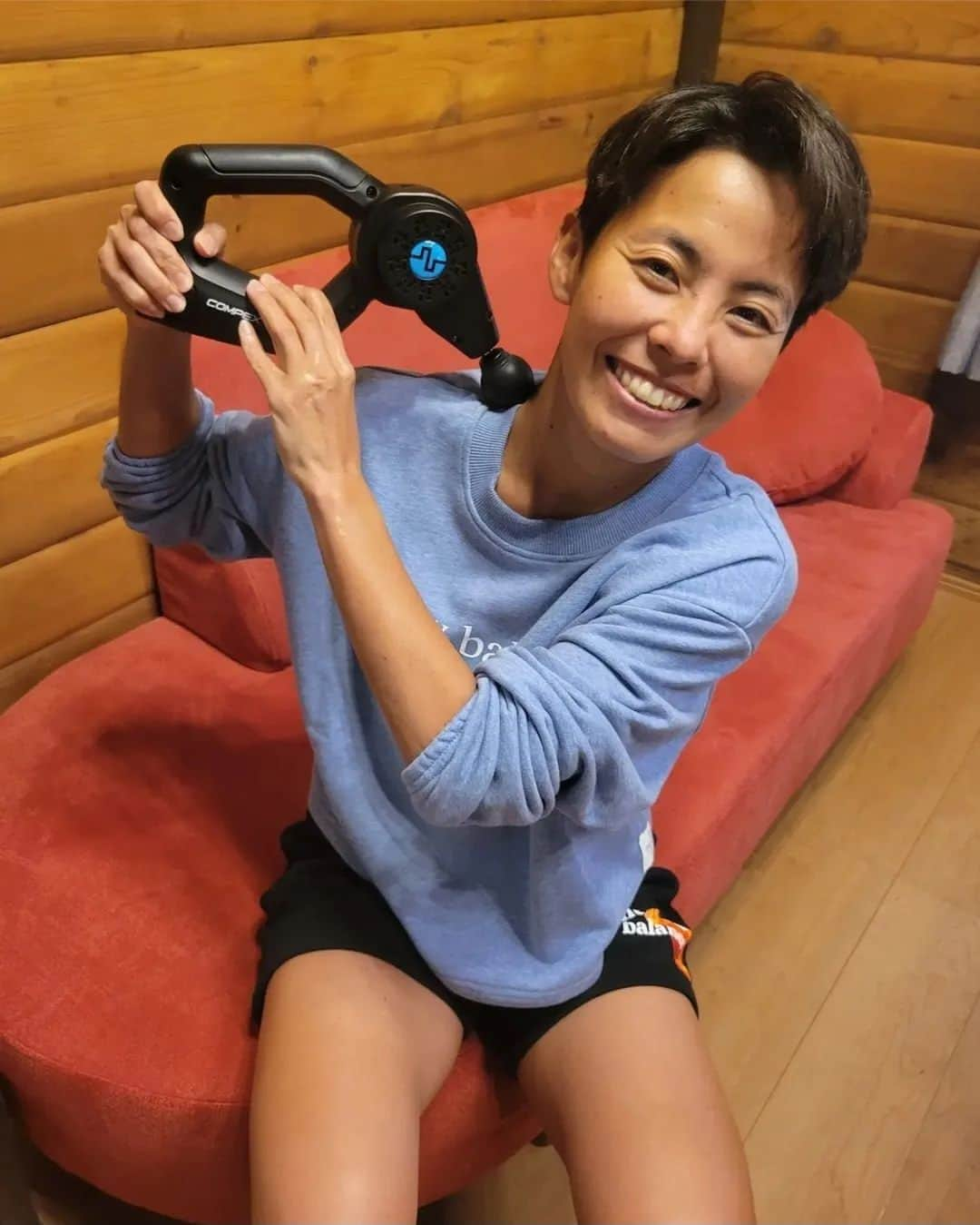 上田藍さんのインスタグラム写真 - (上田藍Instagram)「. 🍀🍀🍀🍀🍀🍀🍀🍀🍀🍀 ①②📷️Compex SP 8.0 Wireless Muscle Stimulator ③④📷️COMPEX® FIXX™ 1.0  ⑤📷️Compex Ayre Compression Boots #recovery #selfconditioning  🍀🍀🍀🍀🍀🍀🍀🍀🍀🍀  今日は、年間を通じてセルフコンディショニングで愛用させていただいている機器を紹介させていただきます🤗🍀  ①②📷️Compex SP 8.0 Wireless Muscle Stimulator ③④📷️COMPEX® FIXX™ 1.0  ⑤📷️Compex Ayre Compression  凝り固まった部位を解すために愛用しているのですが、身体を解したい方法(電気刺激で筋肉を動かしながら解す、機器の振動で解す、圧迫と緩和で解す)を選んで、使い分けています☺  何か作業をしながら回復させたいときは、①📷️Compex SP 8.0 Wireless Muscle Stimulatorを多様しています🤗✨ トレーニングやレース後などに何か他のことをしながら(バイクを梱包しながら...歯を磨きながら...など)回復させることができるので、とっても有難いです💓  ②📷️COMPEX® FIXX™ 1.0  ③📷️Compex Ayre Compression の機器は、１日を終えてホッコリと時間を使って回復させたいときに、ゆったり椅子に座ってテレビなどをみながら使っています🎵  もちろん、自分の手でオイルなどを用いながらマッサージをすることも好きなのですが、途中で解すことに手が疲れ気味になってしまう時ももあるので、、、😓 機器の力をかりて回復させています🙌🌿  お陰様で怪我＆故障しらずで、シーズンを駆け抜けることができています🙌💓 いつもサポートをありがとうございます🤗  💻️📱https://www.sgt-japan.com/compex/  #セルフコンディショニング🌿 #自分の手では届かない解しを機器で💓 #コンペックス #SGT #トライアスロン #上田藍 #感謝🍀」12月8日 13時24分 - ai_love_tri