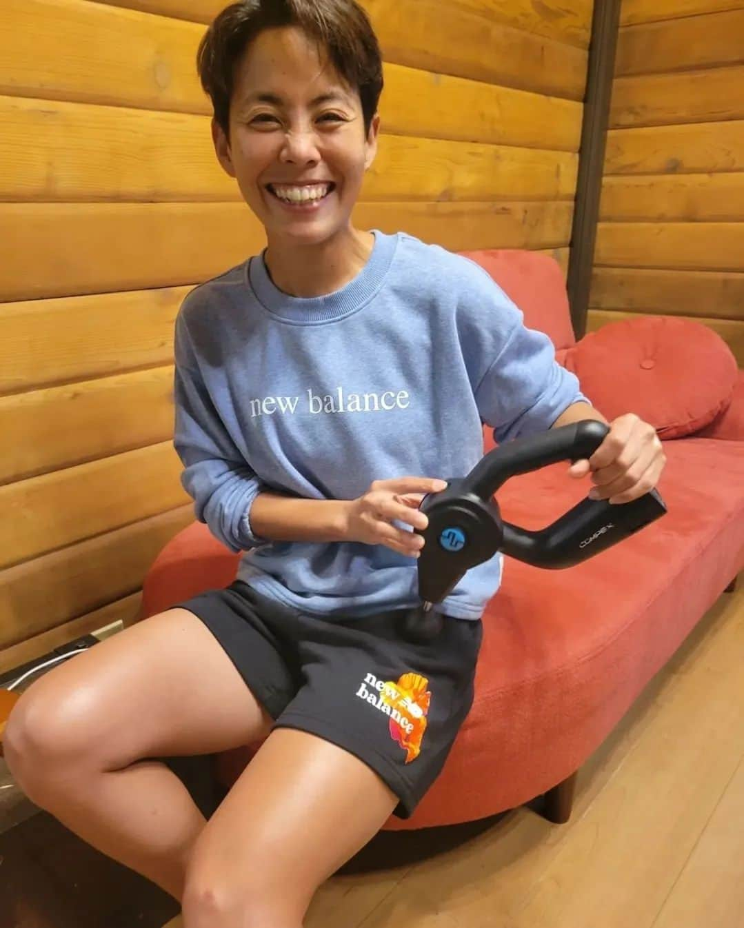 上田藍さんのインスタグラム写真 - (上田藍Instagram)「. 🍀🍀🍀🍀🍀🍀🍀🍀🍀🍀 ①②📷️Compex SP 8.0 Wireless Muscle Stimulator ③④📷️COMPEX® FIXX™ 1.0  ⑤📷️Compex Ayre Compression Boots #recovery #selfconditioning  🍀🍀🍀🍀🍀🍀🍀🍀🍀🍀  今日は、年間を通じてセルフコンディショニングで愛用させていただいている機器を紹介させていただきます🤗🍀  ①②📷️Compex SP 8.0 Wireless Muscle Stimulator ③④📷️COMPEX® FIXX™ 1.0  ⑤📷️Compex Ayre Compression  凝り固まった部位を解すために愛用しているのですが、身体を解したい方法(電気刺激で筋肉を動かしながら解す、機器の振動で解す、圧迫と緩和で解す)を選んで、使い分けています☺  何か作業をしながら回復させたいときは、①📷️Compex SP 8.0 Wireless Muscle Stimulatorを多様しています🤗✨ トレーニングやレース後などに何か他のことをしながら(バイクを梱包しながら...歯を磨きながら...など)回復させることができるので、とっても有難いです💓  ②📷️COMPEX® FIXX™ 1.0  ③📷️Compex Ayre Compression の機器は、１日を終えてホッコリと時間を使って回復させたいときに、ゆったり椅子に座ってテレビなどをみながら使っています🎵  もちろん、自分の手でオイルなどを用いながらマッサージをすることも好きなのですが、途中で解すことに手が疲れ気味になってしまう時ももあるので、、、😓 機器の力をかりて回復させています🙌🌿  お陰様で怪我＆故障しらずで、シーズンを駆け抜けることができています🙌💓 いつもサポートをありがとうございます🤗  💻️📱https://www.sgt-japan.com/compex/  #セルフコンディショニング🌿 #自分の手では届かない解しを機器で💓 #コンペックス #SGT #トライアスロン #上田藍 #感謝🍀」12月8日 13時24分 - ai_love_tri