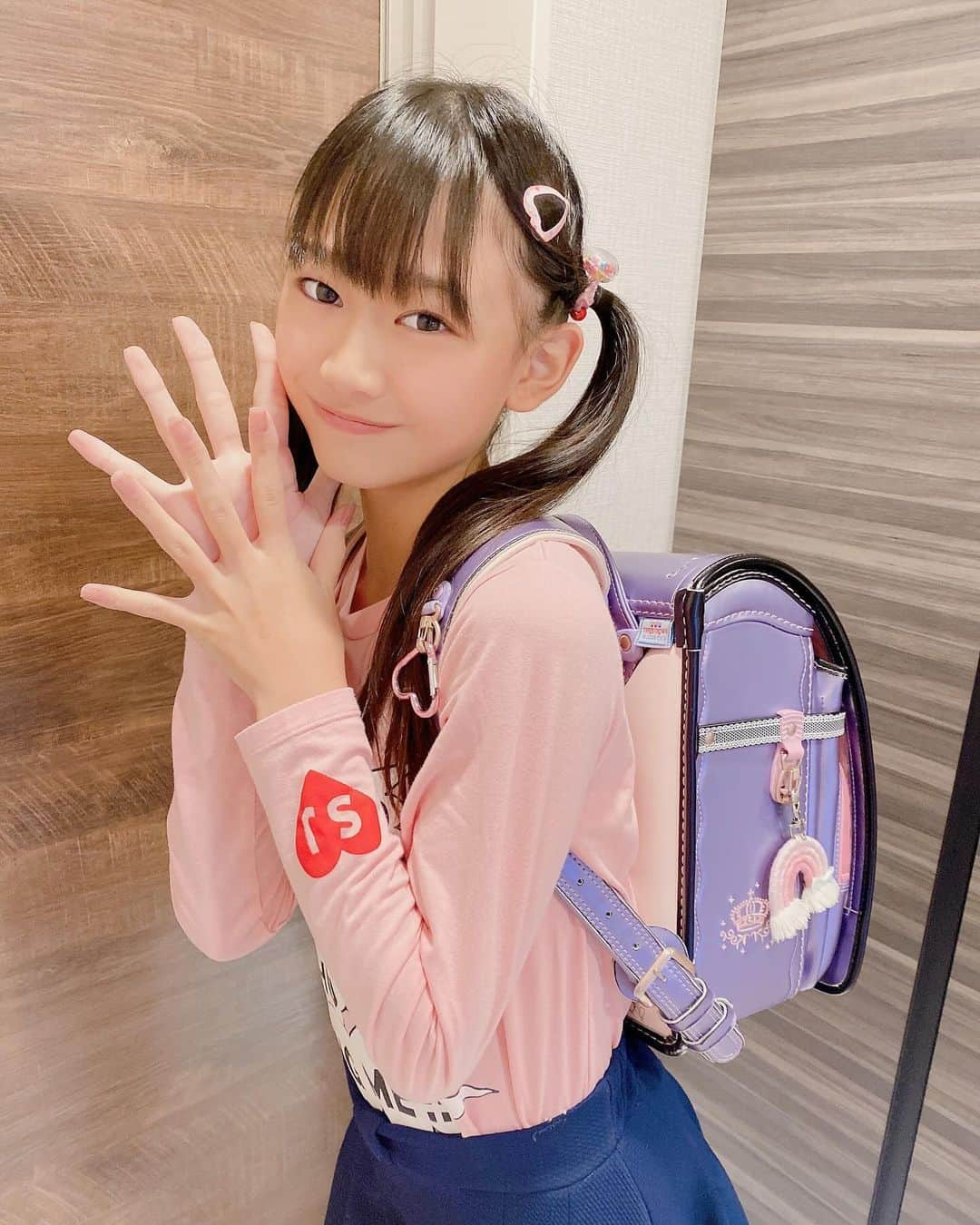 藤林夢さんのインスタグラム写真 - (藤林夢Instagram)「💗藤林夢(Yume)💗  【🏫出発ポーズでした📸💕💕】  ♡...♡...♡...♡...♡...♡...  #藤林夢#夢#ゆめ#ユメ#yume#okinawa#japan#girl#dance#singer#model#japanese#pink#ティーンアイドル#アイドル#プレティーン#idol#ジュニアアイドル#最強#小学生#js6#小学6年生#女の子#pretty#love#cute#power#dream#💗#親管理」12月8日 13時32分 - yumemama.mini