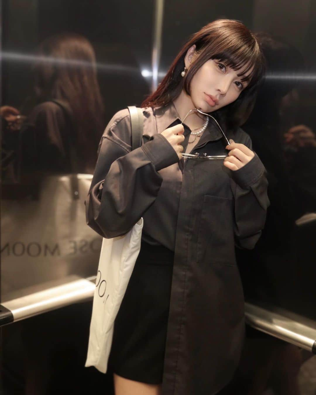 梯真奈美のインスタグラム：「メンズシャツ仕立てで作った OVER SHIRT♡  このゆるっと感がたまりません。 絶妙な深いグレーもベスト！  セットアップで着れるパンツ合わせも可愛いけど 私はあえてショート丈のパンツや ストレートのスカートと合わせて メンズ服を女性らしく着るのがすき🫶  #JOSEMOON」