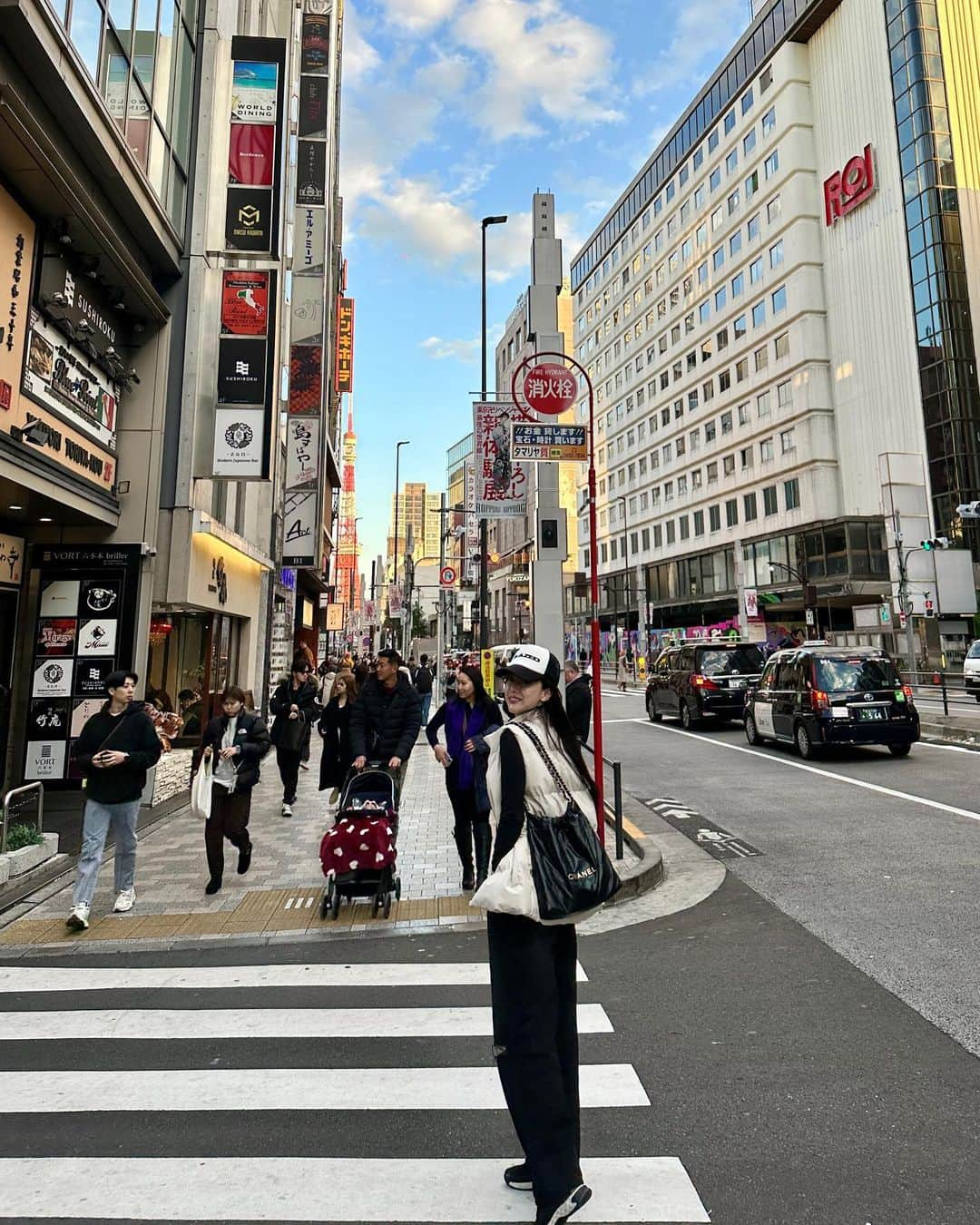 セリ のインスタグラム：「날씨도 좋고 리버시블 패딩 입기 딱 좋았던 마지막날 #tokyo  미나토쿠 롯폰기 돈키호테 가서 구렁이 영수증 쇼핑.... 🫢 앞똥배 빼주는거 산거 왜케 우끼지 ... ㅋㅋㅋㅋㅋ 다시 돌아가고파 .. 🫶🏻   天気もいいしリバーシブルペディンを着るのにちょうどよかった最終日 #tokyo 港区、六本木、ドン・キホーテに行って蛇みたいに長～いレシートになるまでショッピング.... 🫢 下腹をなくすやつ買ったの何でこんなに面白いんだろう... ㅋㅋ また帰りたい.. 🫶🏻」