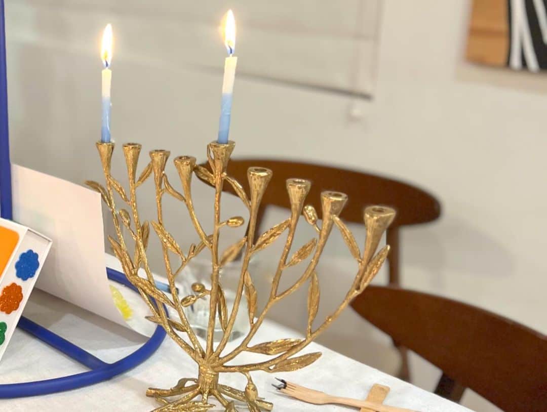 アロナ・タルさんのインスタグラム写真 - (アロナ・タルInstagram)「חג חנוכה שמח. Happy Hanukkah.  May this Hanukkah we get a miracle and get our hostages back home  alive. #bringthemhomenow」12月8日 13時44分 - alonatal
