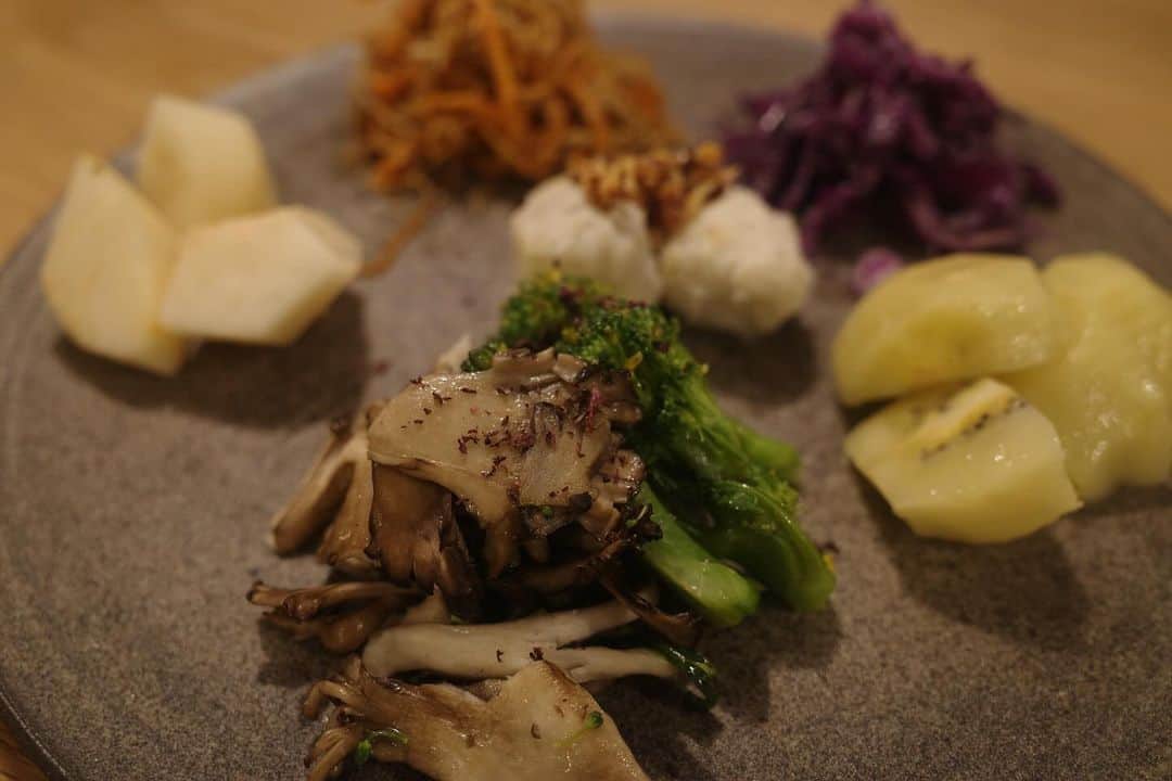 藤田敦子さんのインスタグラム写真 - (藤田敦子Instagram)「ㅤ 【#blendakitchen 】 1人でも、こんなふうにしたい時もある。  ☑︎里芋を蒸して #さくさくしょうゆアーモンド で ☑︎畑で採れたスティックブロッコリーと 舞茸を炒めて @h.r.r.insta さんに いただいた自家製ゆかりで ☑︎きんぴらごぼう ☑︎ @micotoya で買った紫キャベツのナムル ☑︎ミコト屋で買ったキウイと洋梨」12月8日 19時00分 - blenda0305