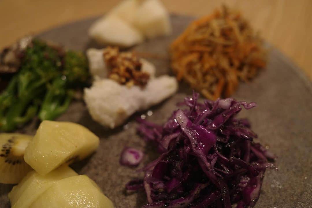 藤田敦子さんのインスタグラム写真 - (藤田敦子Instagram)「ㅤ 【#blendakitchen 】 1人でも、こんなふうにしたい時もある。  ☑︎里芋を蒸して #さくさくしょうゆアーモンド で ☑︎畑で採れたスティックブロッコリーと 舞茸を炒めて @h.r.r.insta さんに いただいた自家製ゆかりで ☑︎きんぴらごぼう ☑︎ @micotoya で買った紫キャベツのナムル ☑︎ミコト屋で買ったキウイと洋梨」12月8日 19時00分 - blenda0305