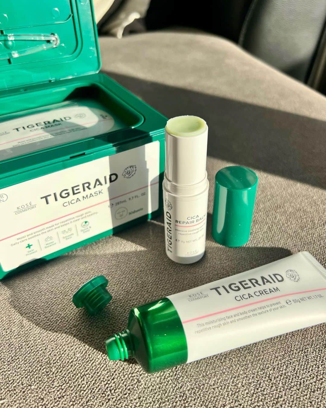 草野春香のインスタグラム：「.  乾燥も肌荒れも対策できる 日本製CICAスキンケア🌿🕊  ▶︎薬用CICAリペアクリーム ▶︎CICAリペアスティックバーム ▶︎CICAリペアマスク30枚  大好きなCICAシリーズは 今までもたくさん使ってる👏🏾💞 この時期は特に乾燥も気になるし 肌トラブルも起こしやすい季節だから これを使ってしっかりケアしよ✨  Lemonsquare🍋 を通じて タイガレイドのスキンケアを提供いただいた🌈  #PR @cchannel_lemonsquare  #lemonsquare🍋 #CICA #TIGERAID #スキンケア」
