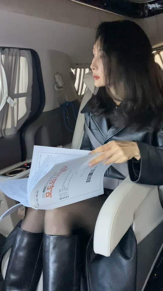 チェ・シラのインスタグラム：「생방 가는중 리딩중📖」