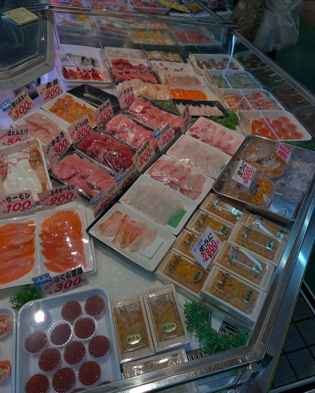 トミックさんのインスタグラム写真 - (トミックInstagram)「釧路の市場🐟  #トミック  #tomikkunet #youtuber  #youtuber好きな人と繋がりたい  #料理  #料理好きな人と繋がりたい  #japanese  #cooking #海鮮丼 #北海道  #北海道グルメ  #釧路  #和商市場  #寿司 #寿司屋  23.12.08」12月8日 13時49分 - tomikkunet
