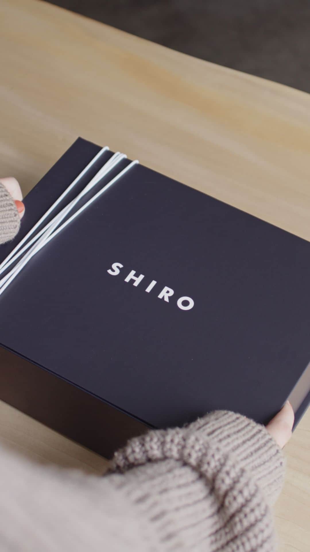 shiroのインスタグラム：「バスルームいっぱいにフレッシュフローラルが咲き誇る、至福のバスタイムをいつも頑張るあの人に。  #SHIRO #SHIROgift #SHIROperfume #FREESIAMIST #ビネガーバスエッセンス #ニーム頭皮クレンジングオイル」