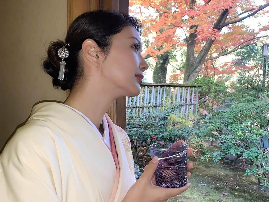 田中道子さんのインスタグラム写真 - (田中道子Instagram)「今回は、華やかなお着物と一緒にご紹介させていただきます。   こちらのグラスは日本舞踊の舞をテーマにしたもので、扇子を翻す優雅なイメージです。 舞い上がるような曲線が、飛翔する羽根にも見えることから、長所を高め躍進する願いがこめられているそう✨    そしてそして、私がご紹介させていただいてるグラスはほんの一部で、多くのKAGAMI作品をご覧いただける展示会が現在開催中です。   テーブルウェアフェスティバル：東京ドームシティプリズムホール　 12/5～12/11の期間中です！ご興味ある方はぜひ足を運んでみてくださいね♪   ＃kagamicrystal　＃kagami　＃カガミクリスタル　＃江戸切子　＃テーブルウェアフェスティバル」12月8日 13時55分 - michikotanaka_official