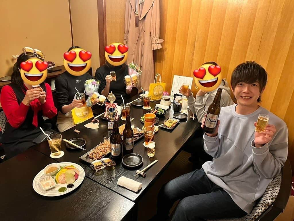 田村侑久のインスタグラム：「#アサヒビール #1000人乾杯チャレンジ 田村発案企画当選者と乾杯13組目 姉妹揃っておめでたい二人をお祝いしてきました 妹さんは結婚💒お姉さんはご懐妊🥰しかもこの会の当日にわかったみたいです☺️ ご家族みんなでボイメンを応援しにきてくれたら嬉しいです☺️ ※記載に不備があり再度アップしました  #PR」