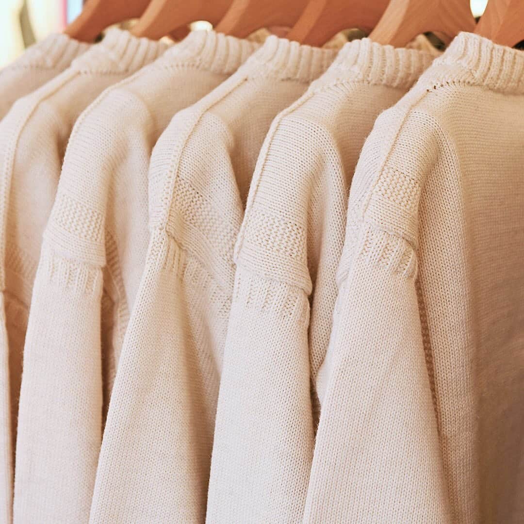 Bshop officialのインスタグラム：「元々は厳しい冬の海で働く船乗りたちのために生まれ、1800年代から何世代にもわたって着続けられてきたガンジーセーター。その伝統的なセーターを作り続けている「Le Tricoteur」は、ビショップの秋冬の”顔”とも言える定番ブランド。 スタンダードモデルから今季の新色まで揃いました。  Le Tricoteur GUERNSEY SWEATER ¥36,300 size:34,36,38,40,42  #letricoteur #guernseysweater #bshop」