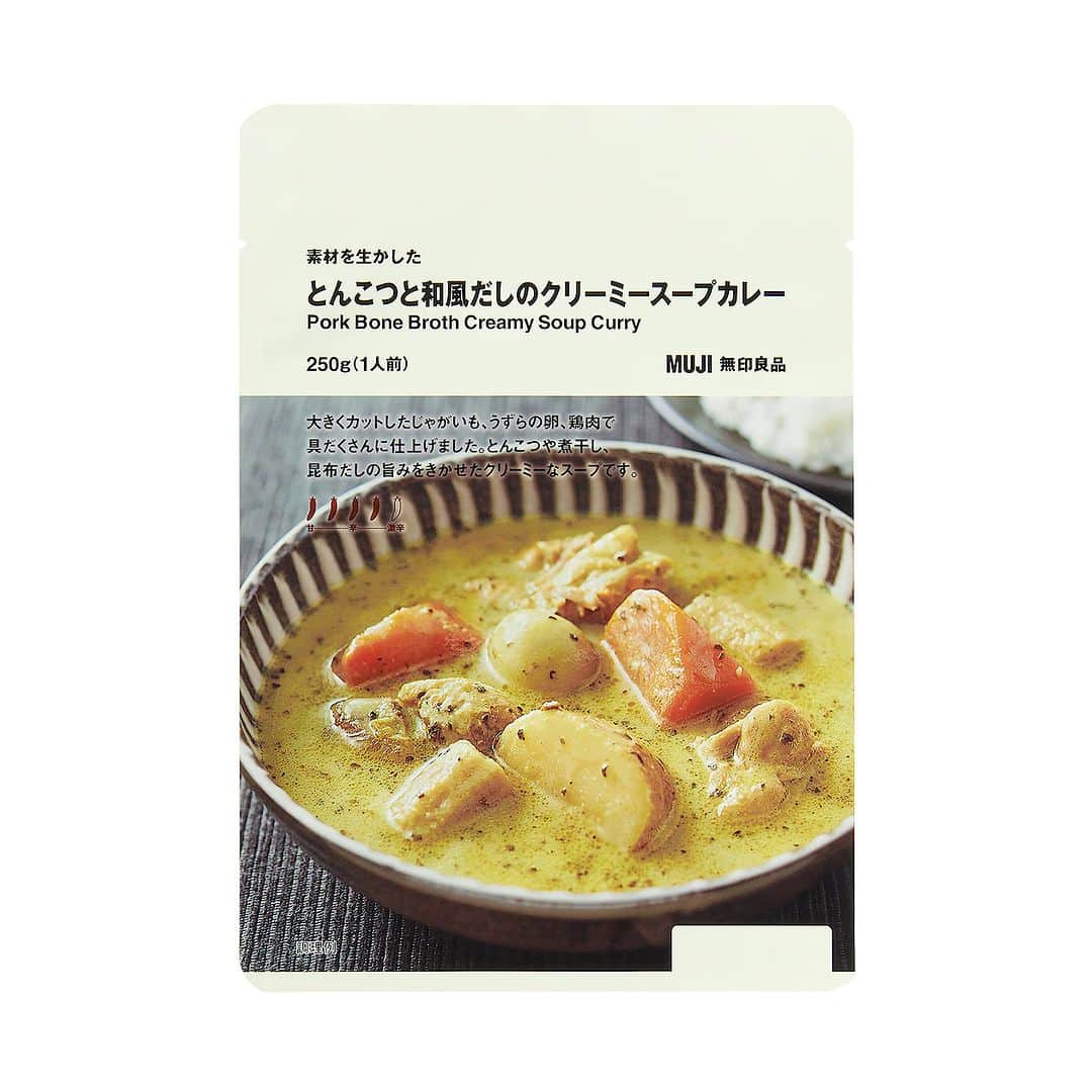 無印良品さんのインスタグラム写真 - (無印良品Instagram)「【新商品】日本で独自に発展したカレー文化に学んだ、スープカレーと欧風カレー - ▼北海道で進化する、「スープカレー」 出汁・スパイス・具材感にこだわってつくりました。  ① 出汁 スープの決め手となる出汁には、チキンやとんこつなど畜肉系の出汁と、こんぶや煮干しといった魚介系の和風出汁を組み合わせています。 ② スパイス これまでインドやタイで学んできた、スパイス使いを生かしました。クミンやカルダモンなど複数のスパイスを組み合わせ、深みと奥行きのある味わいに仕立てています。 ③ 具材感 鶏肉や豚肉と、大きくカットしたじゃがいもやレンコンなどで、具だくさんに仕上げました。  ▼日本生まれの「欧風カレー」 デミグラスソース・スパイス・牛肉の旨みにこだわってつくりました。  ① デミグラスソース オリジナル配合のデミグラスソースを使用。それぞれの商品に合わせたデミグラスソースでつくることで、味に深みとコクを出しました。 ② スパイス クミンやコリアンダー、フェネグリークなど複数のスパイスを組み合わせ、これまでインドやタイで学んできたスパイス使いを欧風カレーにも生かしています。 ③ 牛肉の旨み 牛肉を赤ワインやはちみつに漬け込んで焼成することで、旨みを閉じ込め、香ばしい味わいに仕上げました。 - #無印良品 #MUJI #カレー #レトルトカレー #無印カレー #レトルト #スープカレー #欧風カレー #北海道 #ビーフカレー #スパイスカレー」12月8日 14時00分 - muji_global