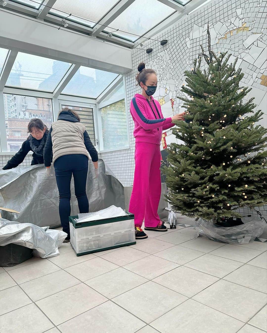 神田うのさんのインスタグラム写真 - (神田うのInstagram)「数日前にクリスマスツリー🎄をテラスに設置したよー🤶 今年はオレゴン州からやってきたオレゴンモミの木🌲です☺️ モミの木の香りに癒されています☺️✨ 娘の話によると昨年何やら酔っ払いで私がツリーを破損させてしまったとかで😅毎年飾っていたツリーは処分したので今年は本物のモミの木🌲に致しました😊 帰宅した娘も大喜びで何よりでした🥰 数年前憲ちゃん💕から娘に贈って頂いたツリー🎄を登る可愛いサンタさん🎅も無事設置🙆‍♀️ チーム多恵さん💕ありがとうございました🩷 @apw_flowers   #クリスマスツリー#2023クリスマスツリー#モミの木#オレゴンモミ#オレゴンモミの木#christmastree#神田うの#unokanda」12月8日 14時03分 - unokandaofficial