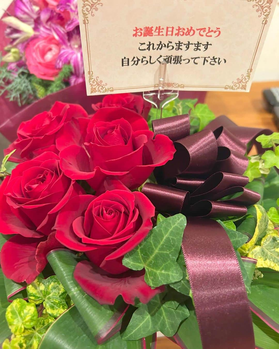 保田圭さんのインスタグラム写真 - (保田圭Instagram)「お誕生日に戴いたお花💓  ピンクの薔薇は 黒木瞳ママから☺️  そして赤い薔薇は お義母さんから🎀  お部屋が薔薇のいい香り🌹✨　　  幸せだぁ〜🥰✨  いつも気にかけてくださって ありがとうございます🩷💜🩵」12月8日 14時06分 - keiyasuda1206