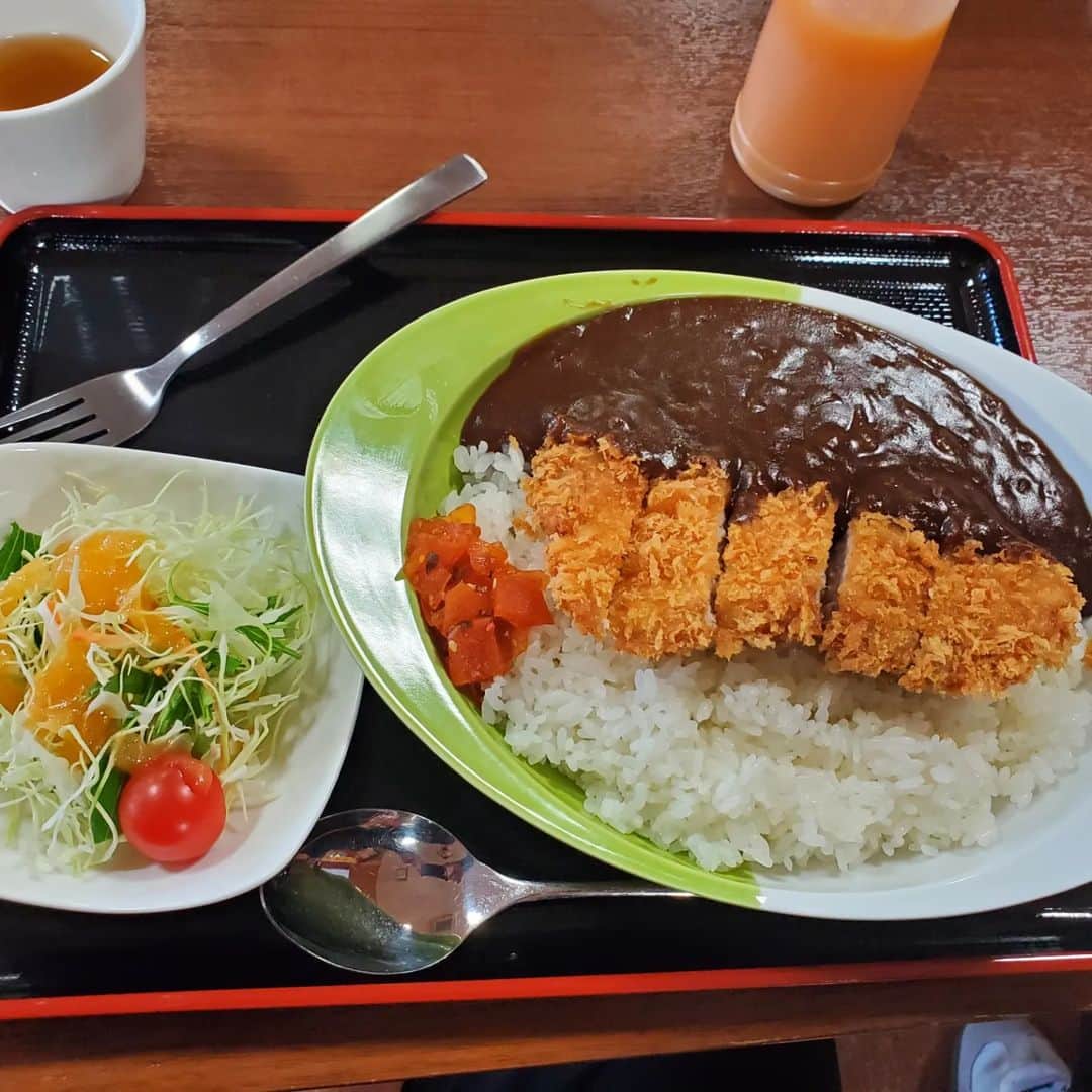 岡本昌弘のインスタグラム：「スポンサー様へのご挨拶の旅３日目です。 今日のお昼は三瀬にあるさと山でアムールカリーを頂きました！美味しかったのでしっかりお土産も買わせてもらいました～！」